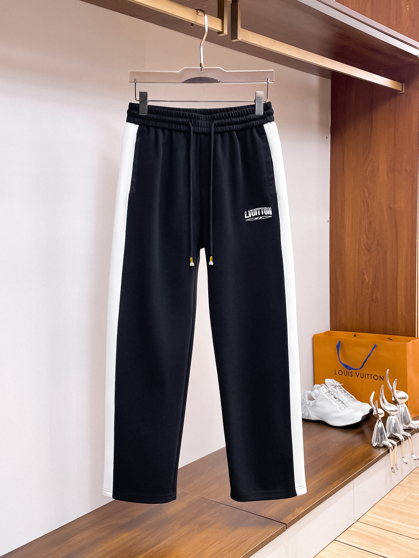 NO:527176,LV2025 autumn and winter new casual pants!  The official website is released simultaneously. The brand's classic LOGO casual pants, customized fabric, excellent comfort, strong hand touch. Extremely recognizable, perfect quality craftsmanship. Size M-3XL,,louis vuitton,alexander wang19860909LV2025秋冬新款休闲裤！官网同步发售.品牌经典LOGO休闲裤 ,定制面料,舒适度极好,手触感强烈.辨识度极高,完美品相工艺. 尺码M-3XL,,louis vuitton,alexander wang,Men's clothing