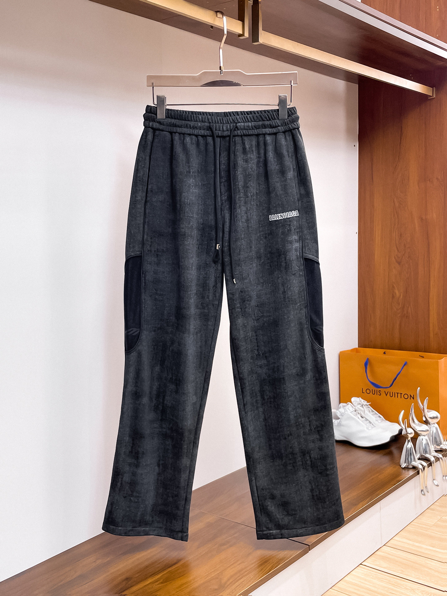 NO:527179,Balenciaga 2025 autumn and winter new casual pants!  The official website is released simultaneously. The brand's classic LOGO casual pants, customized fabric, excellent comfort, strong hand touch. Extremely recognizable, perfect quality craftsmanship. Size M-3XL, balenciaga, alexander wang19860909巴黎世家2025秋冬新款休闲裤！官网同步发售.品牌经典LOGO休闲裤 ,定制面料,舒适度极好,手触感强烈.辨识度极高,完美品相工艺. 尺码M-3XL,,balenciaga,alexander wang,Men's clothing