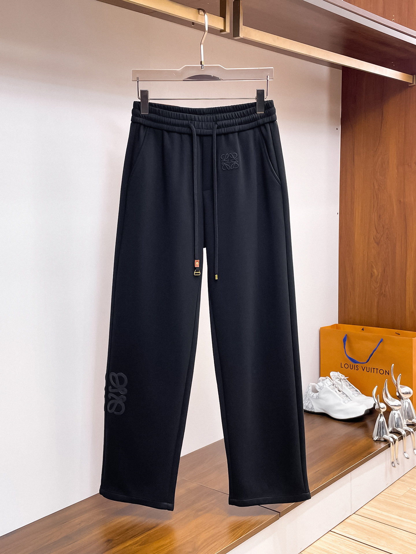 NO:527182,Luo Yiwei's new autumn and winter casual pants!  The official website is released simultaneously. The brand's classic LOGO casual pants, customized fabric, excellent comfort, strong hand touch. Very high recognition, perfect quality craftsmanship. Size M-3XL, loewe, alexander wang19860909罗意威2025秋冬新款休闲裤！官网同步发售.品牌经典LOGO休闲裤 ,定制面料,舒适度极好,手触感强烈.辨识度极高,完美品相工艺. 尺码M-3XL,,loewe,alexander wang,Men's clothing