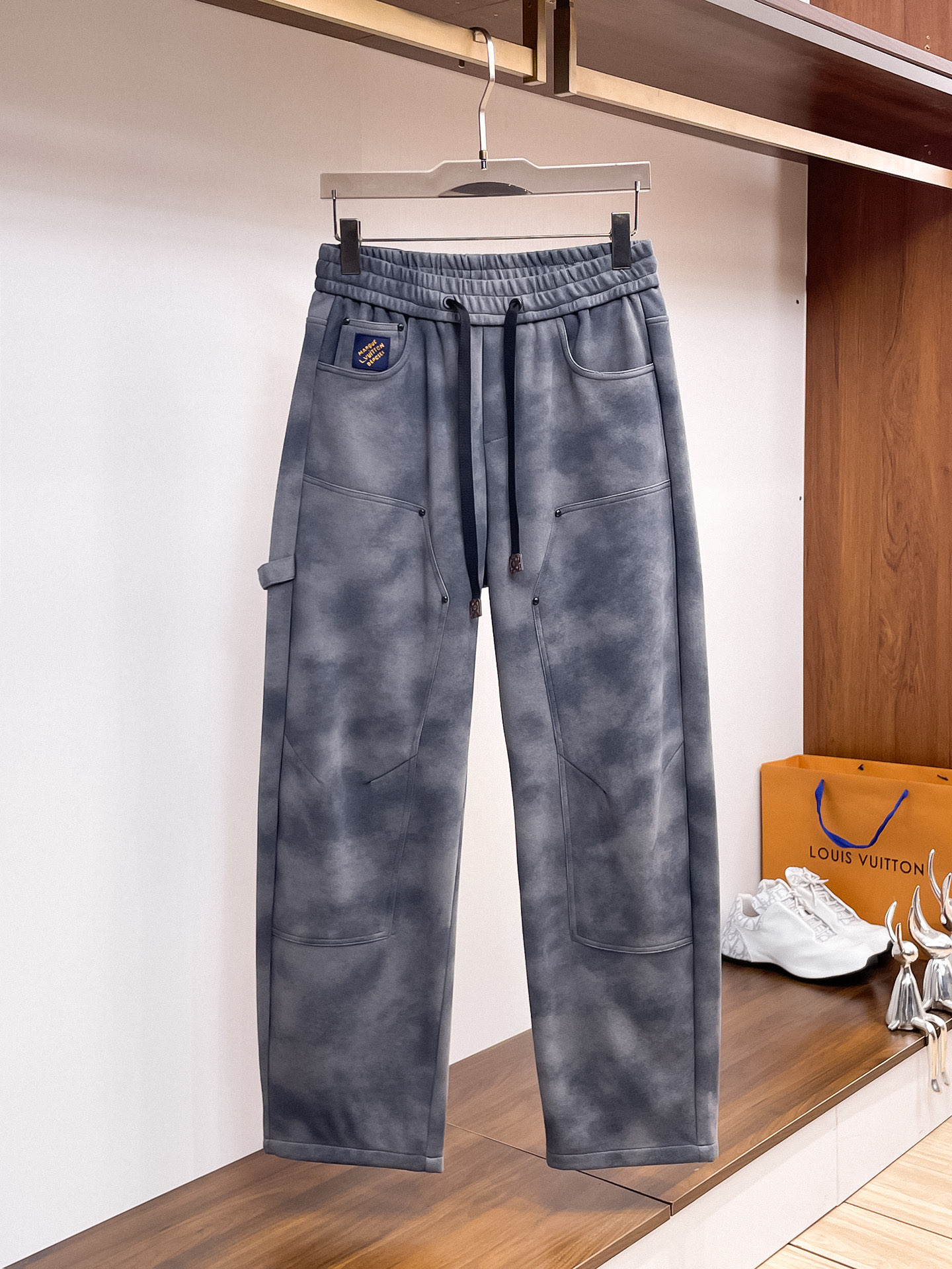 NO:527185,LV2025 autumn and winter new casual pants!  The official website is released simultaneously. The brand's classic LOGO casual pants, customized fabric, excellent comfort, strong hand touch. Extremely recognizable, perfect quality craftsmanship. Size M-3XL,,louis vuitton,alexander wang19860909LV2025秋冬新款休闲裤！官网同步发售.品牌经典LOGO休闲裤 ,定制面料,舒适度极好,手触感强烈.辨识度极高,完美品相工艺. 尺码M-3XL,,louis vuitton,alexander wang,Men's clothing