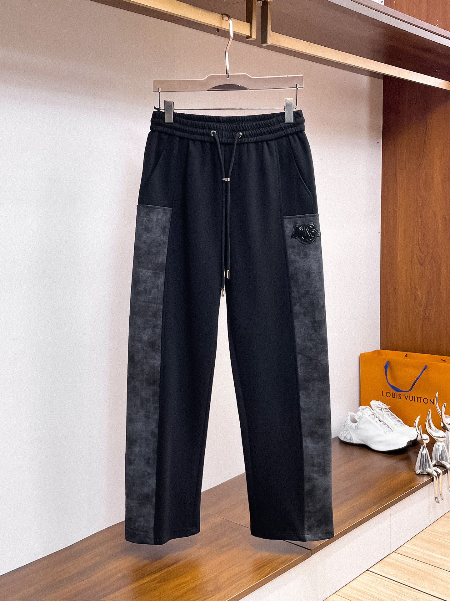 NO:527188,Dior 2025 autumn and winter new casual pants!  The official website is released simultaneously. The brand's classic LOGO casual pants, customized fabric, excellent comfort and strong hand touch. Very high recognition and perfect quality craftsmanship. Size M-3XL, dior, alexander wang19860909迪奥2025秋冬新款休闲裤！官网同步发售.品牌经典LOGO休闲裤 ,定制面料,舒适度极好,手触感强烈.辨识度极高,完美品相工艺. 尺码M-3XL,,dior,alexander wang,Men's clothing