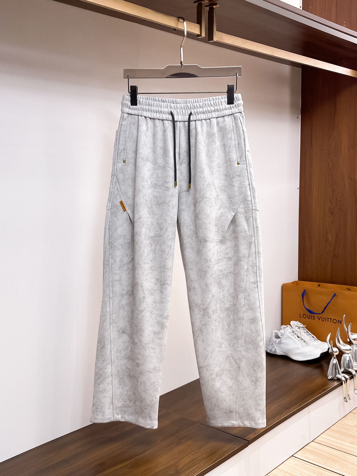 NO:527191,LV2025 autumn and winter new casual pants!  The official website is released simultaneously. The brand's classic LOGO casual pants, customized fabric, excellent comfort, strong hand touch. Extremely recognizable, perfect quality craftsmanship. Size M-3XL,,louis vuitton,alexander wang19860909LV2025秋冬新款休闲裤！官网同步发售.品牌经典LOGO休闲裤 ,定制面料,舒适度极好,手触感强烈.辨识度极高,完美品相工艺. 尺码M-3XL,,louis vuitton,alexander wang,Men's clothing