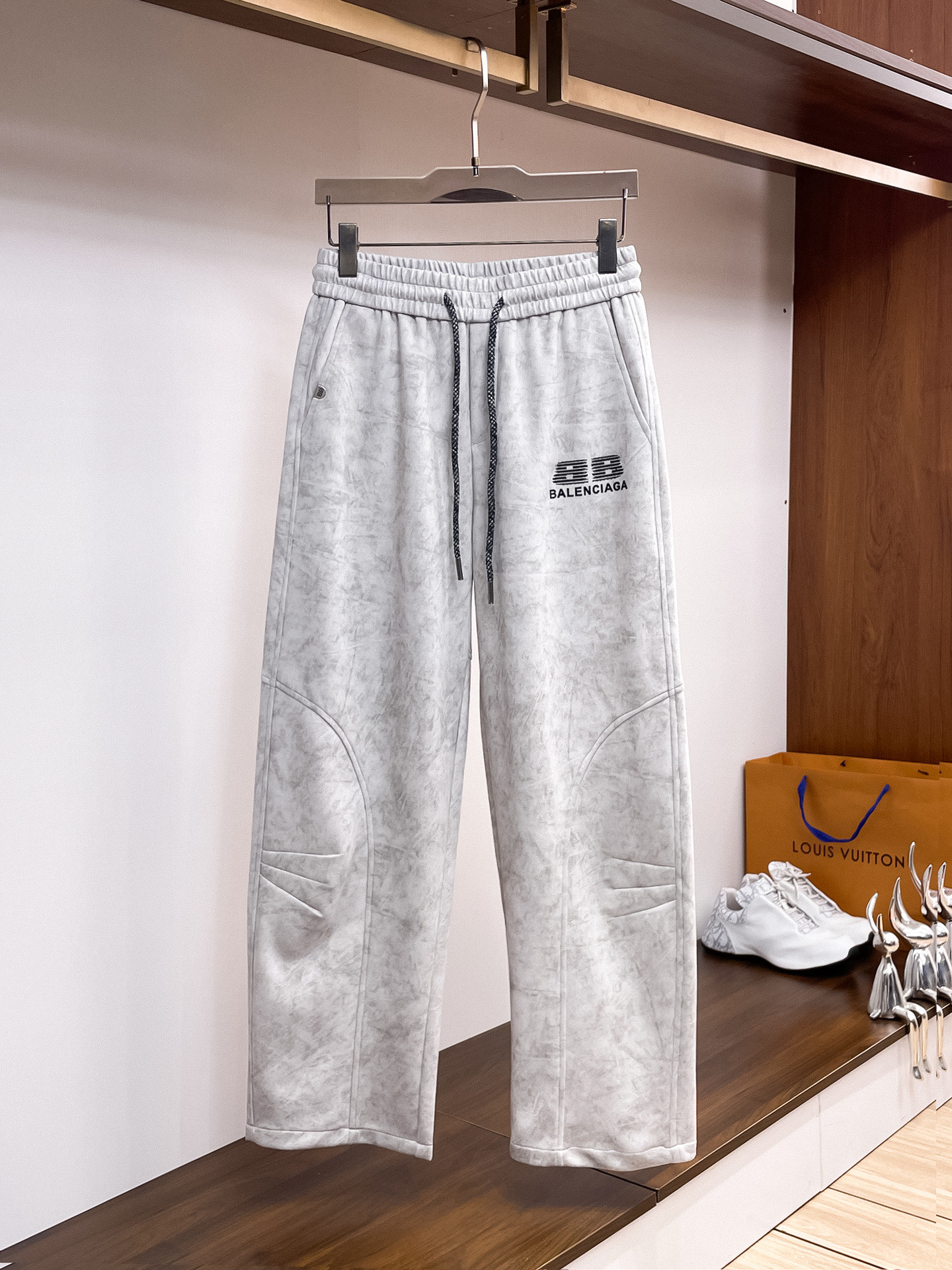 NO:527194,Balenciaga 2025 autumn and winter new casual pants!  The official website is released simultaneously. The brand's classic LOGO casual pants, customized fabric, excellent comfort, strong hand touch. Extremely recognizable, perfect quality craftsmanship. Size M-3XL, balenciaga, alexander wang19860909巴黎世家2025秋冬新款休闲裤！官网同步发售.品牌经典LOGO休闲裤 ,定制面料,舒适度极好,手触感强烈.辨识度极高,完美品相工艺. 尺码M-3XL,,balenciaga,alexander wang,Men's clothing