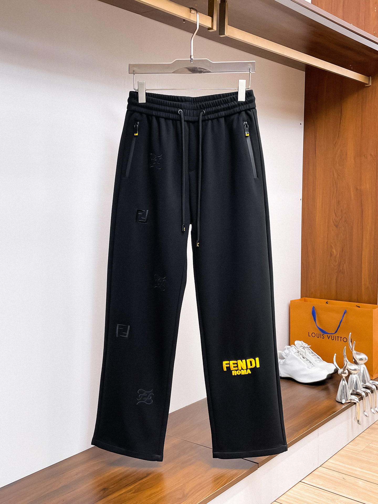 NO:527168,Fendi 2025 autumn and winter new casual pants!  The official website is released simultaneously. The brand's classic LOGO casual pants, customized fabric, excellent comfort, strong hand touch. Extremely recognizable, perfect quality craftsmanship. Size M-3XL, fendi, alexander wang19860909芬迪2025秋冬新款休闲裤！官网同步发售.品牌经典LOGO休闲裤 ,定制面料,舒适度极好,手触感强烈.辨识度极高,完美品相工艺. 尺码M-3XL,,fendi,alexander wang,Men's clothing