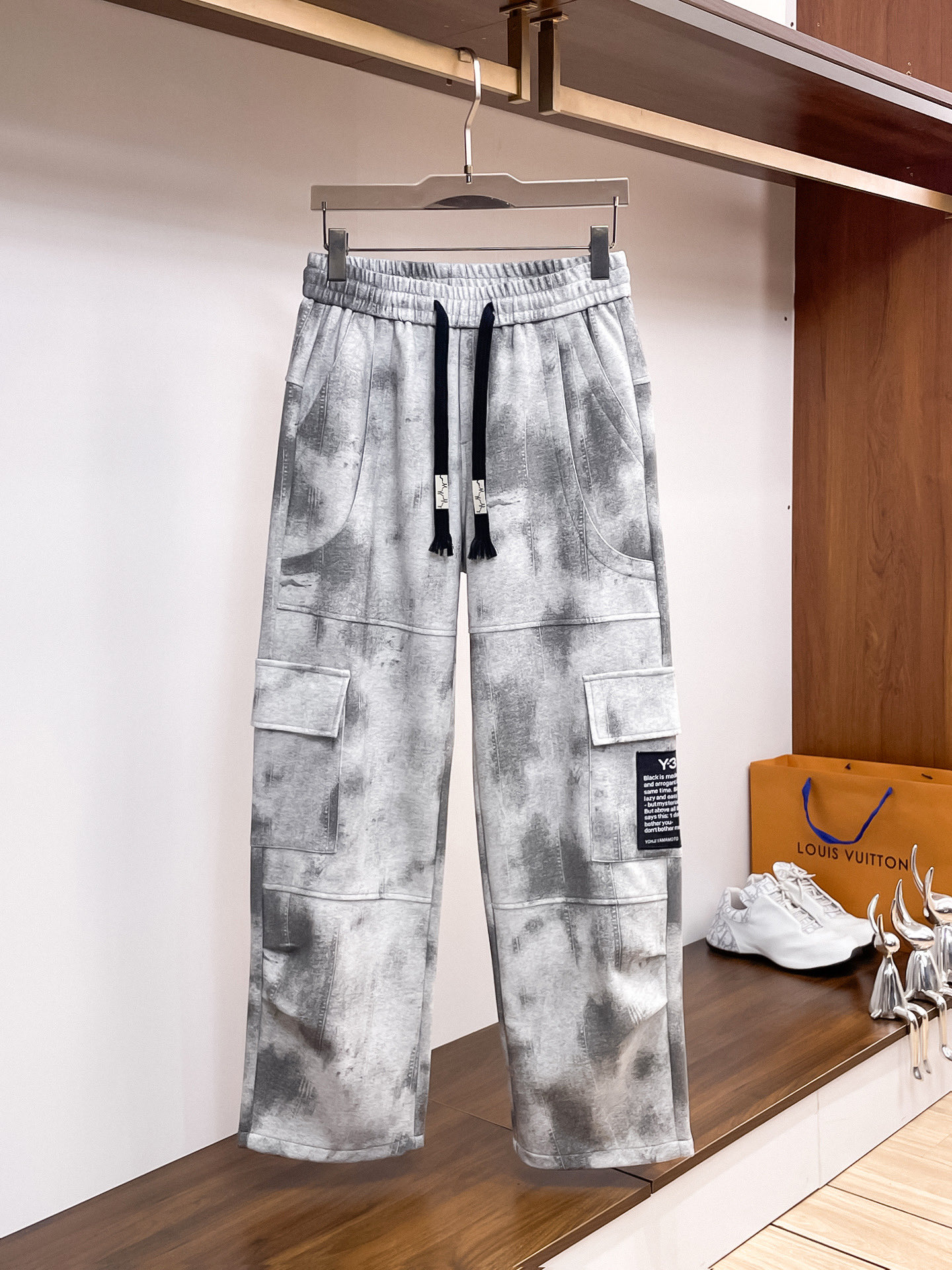 NO:527171,Y32025 autumn and winter new casual pants!  The official website is released simultaneously. The brand's classic LOGO casual pants, customized fabric, excellent comfort, strong hand touch. Extremely recognizable, perfect quality craftsmanship. Size M-3XL, alexander wang19860909Y32025秋冬新款休闲裤！官网同步发售.品牌经典LOGO休闲裤 ,定制面料,舒适度极好,手触感强烈.辨识度极高,完美品相工艺. 尺码M-3XL,,alexander wang,Men's clothing