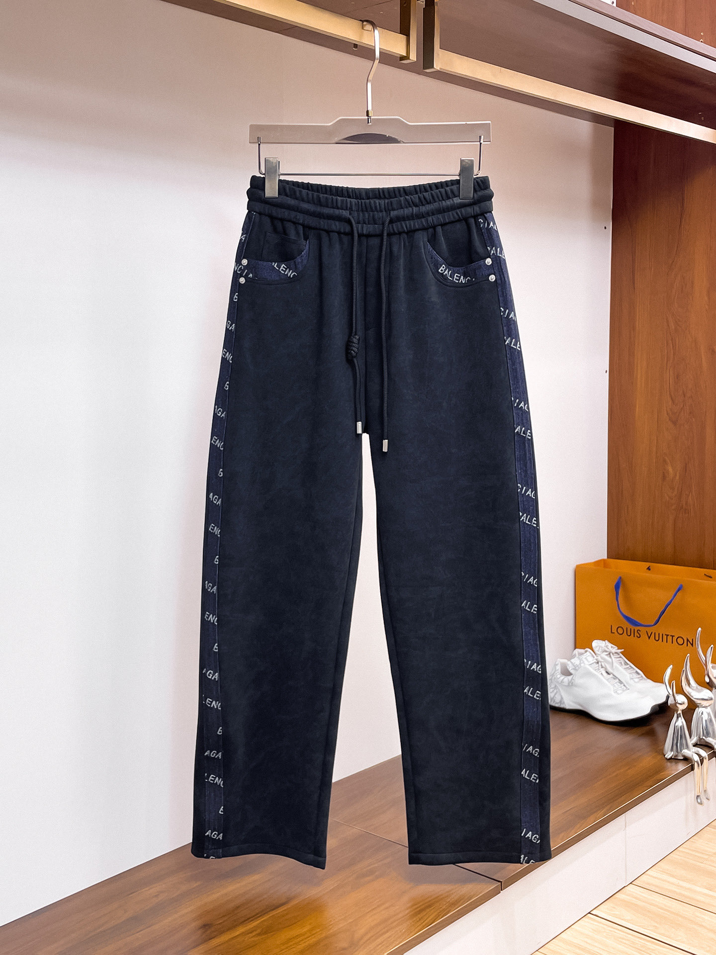 NO:527174,Balenciaga 2025 autumn and winter new casual pants!  The official website is released simultaneously. The brand's classic LOGO casual pants, customized fabric, excellent comfort, strong hand touch. Extremely recognizable, perfect quality craftsmanship. Size M-3XL, balenciaga, alexander wang19860909巴黎世家2025秋冬新款休闲裤！官网同步发售.品牌经典LOGO休闲裤 ,定制面料,舒适度极好,手触感强烈.辨识度极高,完美品相工艺. 尺码M-3XL,,balenciaga,alexander wang,Men's clothing