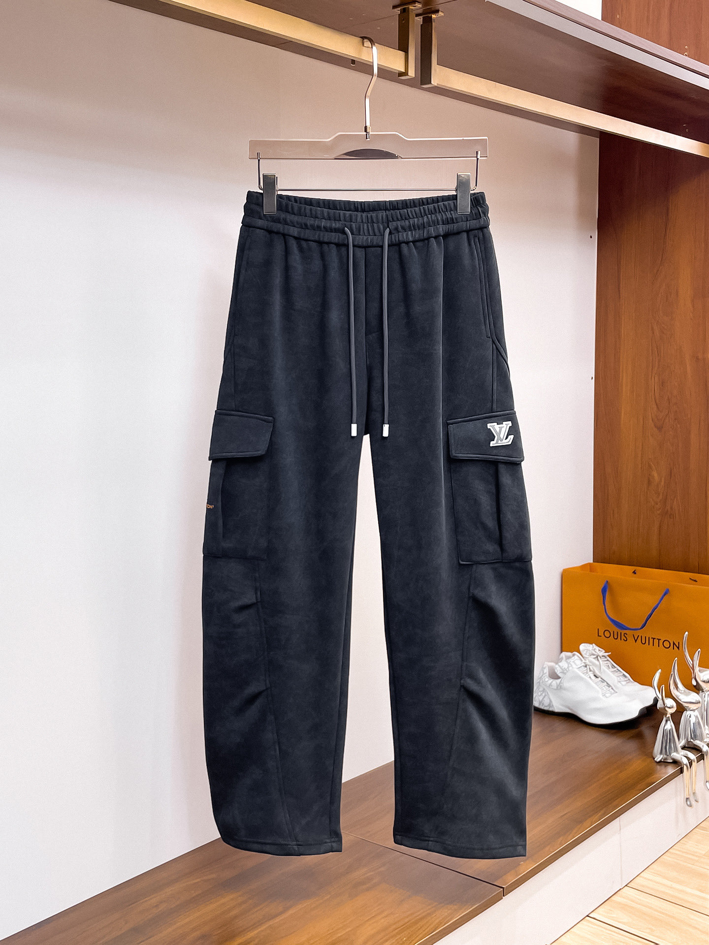 NO:527177,LV2025 autumn and winter new casual pants!  The official website is released simultaneously. The brand's classic LOGO casual pants, customized fabric, excellent comfort, strong hand touch. Extremely recognizable, perfect quality craftsmanship. Size M-3XL,,louis vuitton,alexander wang19860909LV2025秋冬新款休闲裤！官网同步发售.品牌经典LOGO休闲裤 ,定制面料,舒适度极好,手触感强烈.辨识度极高,完美品相工艺. 尺码M-3XL,,louis vuitton,alexander wang,Men's clothing