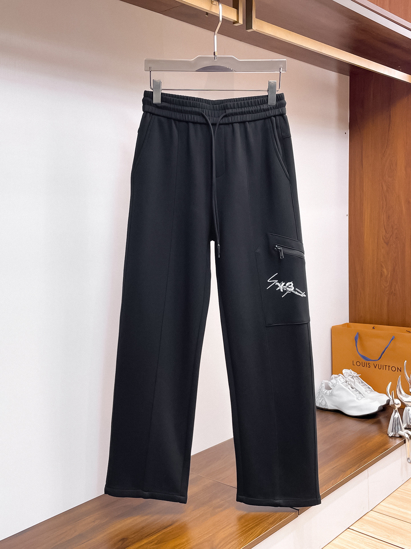 NO:527180,Y32025 autumn and winter new casual pants!  The official website is released simultaneously. The brand's classic LOGO casual pants, customized fabric, excellent comfort, strong hand touch. Extremely recognizable, perfect quality craftsmanship. Size M-3XL, alexander wang19860909Y32025秋冬新款休闲裤！官网同步发售.品牌经典LOGO休闲裤 ,定制面料,舒适度极好,手触感强烈.辨识度极高,完美品相工艺. 尺码M-3XL,,alexander wang,Men's clothing