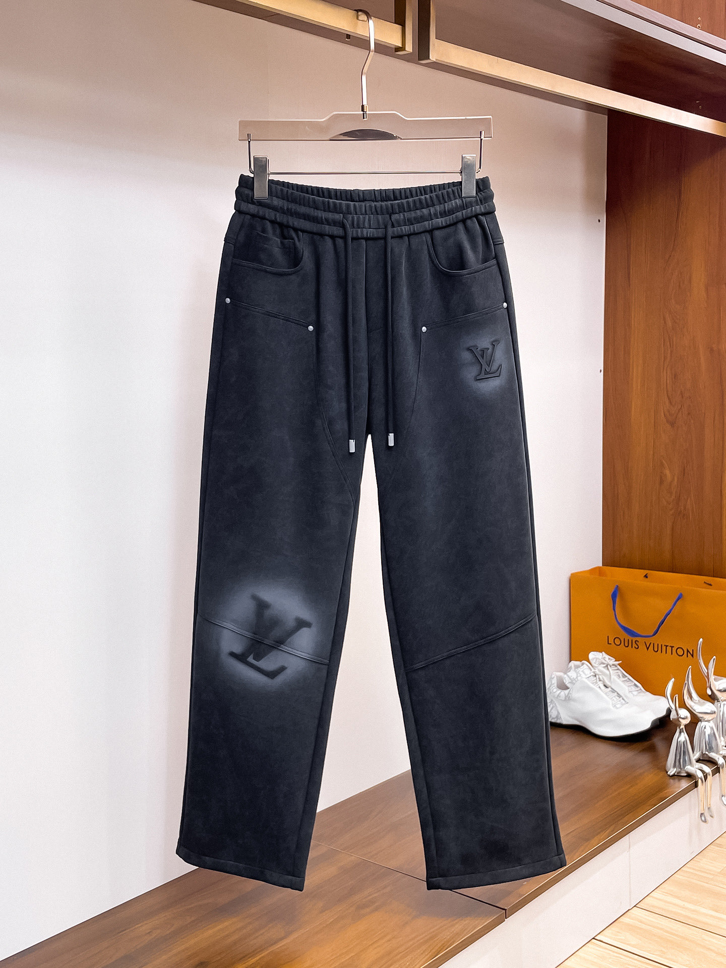 NO:527192,LV2025 autumn and winter new casual pants!  The official website is released simultaneously. The brand's classic LOGO casual pants, customized fabric, excellent comfort, strong hand touch. Extremely recognizable, perfect quality craftsmanship. Size M-3XL,,louis vuitton,alexander wang19860909LV2025秋冬新款休闲裤！官网同步发售.品牌经典LOGO休闲裤 ,定制面料,舒适度极好,手触感强烈.辨识度极高,完美品相工艺. 尺码M-3XL,,louis vuitton,alexander wang,Men's clothing