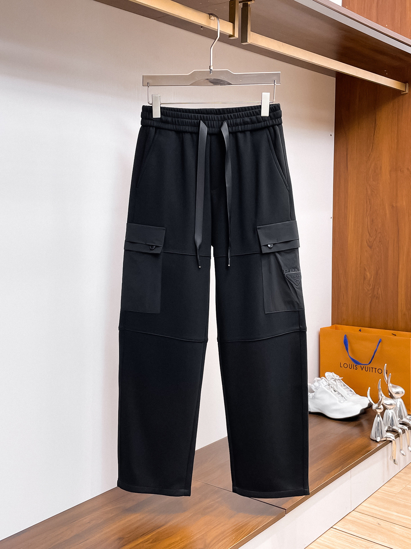 NO:527183,Prada 2025 autumn and winter new casual pants!  The official website is released simultaneously. The brand's classic LOGO casual pants, customized fabric, excellent comfort, strong hand touch. Extremely recognizable, perfect quality craftsmanship. Size M-3XL, prada, alexander wang19860909普拉达2025秋冬新款休闲裤！官网同步发售.品牌经典LOGO休闲裤 ,定制面料,舒适度极好,手触感强烈.辨识度极高,完美品相工艺. 尺码M-3XL,,prada,alexander wang,Men's clothing