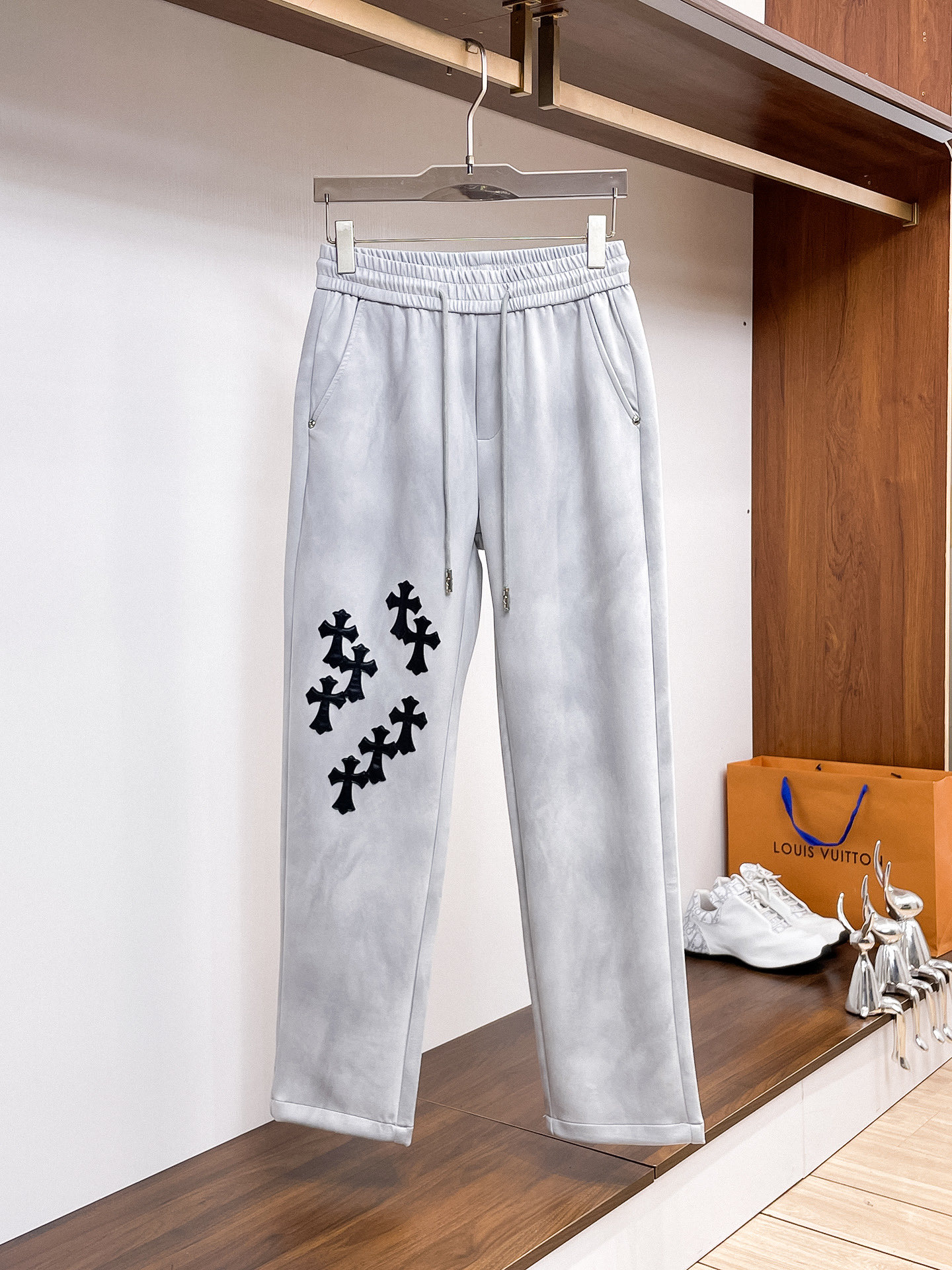 NO:527186,Croxin 2025 autumn and winter new casual pants!  The official website is released simultaneously. The brand's classic LOGO casual pants, customized fabric, excellent comfort, strong hand touch. Very high recognition, perfect quality craftsmanship. Size M-3XL, chrome hearts, alexander wang19860909克罗心2025秋冬新款休闲裤！官网同步发售.品牌经典LOGO休闲裤 ,定制面料,舒适度极好,手触感强烈.辨识度极高,完美品相工艺. 尺码M-3XL,,chrome hearts,alexander wang,Men's clothing