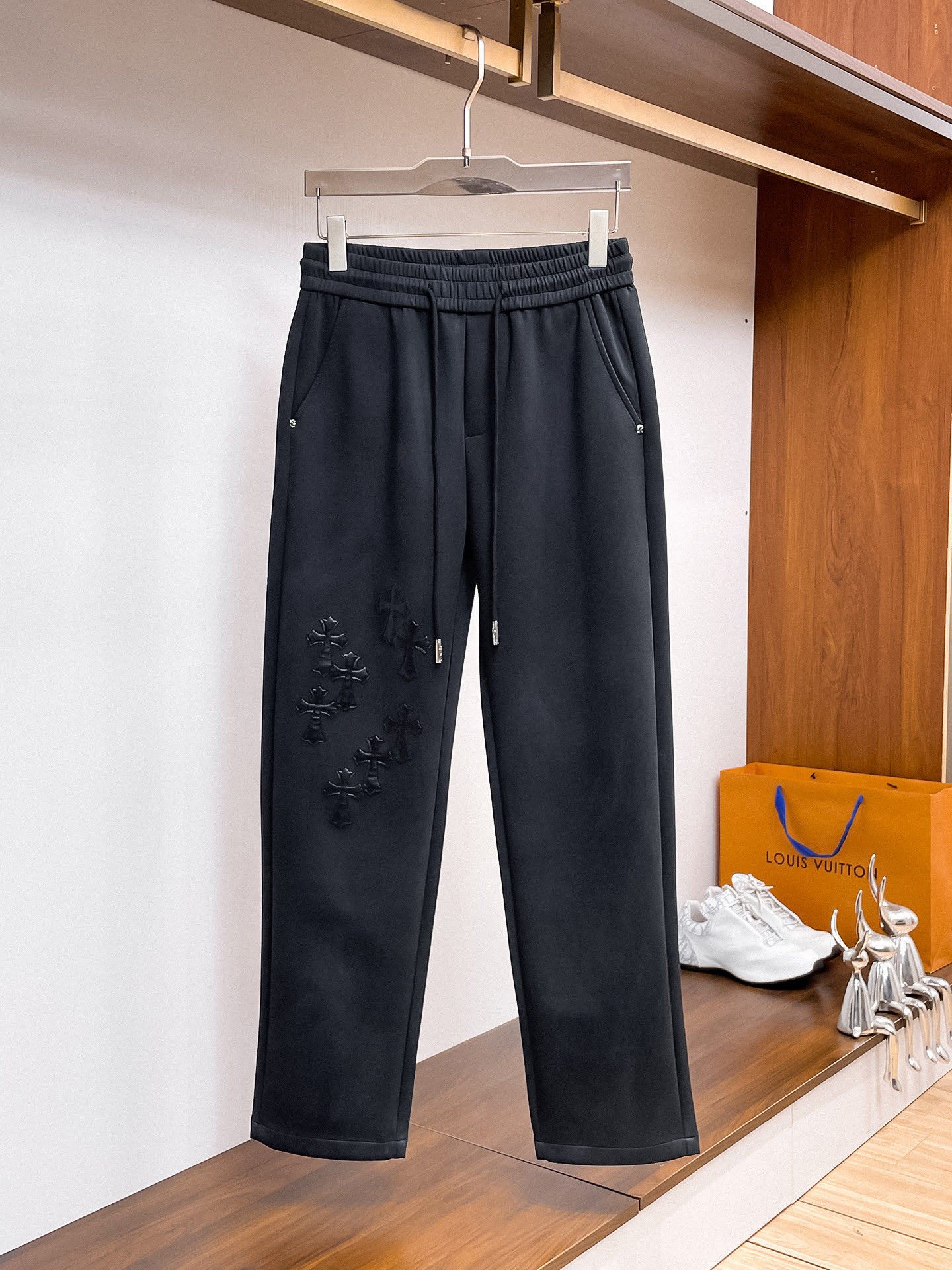 NO:527189,Croxin 2025 autumn and winter new casual pants!  The official website is released simultaneously. The brand's classic LOGO casual pants, customized fabric, excellent comfort, strong hand touch. Very high recognition, perfect quality craftsmanship. Size M-3XL, chrome hearts, alexander wang19860909克罗心 2025秋冬新款休闲裤！官网同步发售.品牌经典LOGO休闲裤 ,定制面料,舒适度极好,手触感强烈.辨识度极高,完美品相工艺. 尺码M-3XL,,chrome hearts,alexander wang,Men's clothing