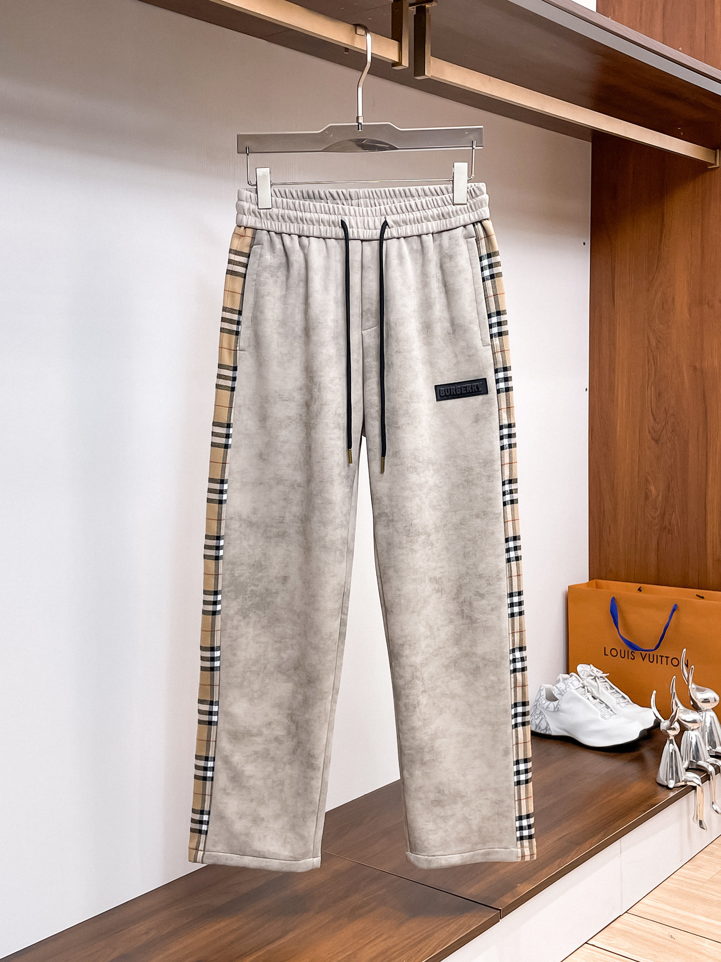 NO:527195,Burberry 2025 autumn and winter new casual pants!  The official website is released simultaneously. The brand's classic LOGO casual pants, customized fabric, excellent comfort, strong hand touch. Extremely recognizable, perfect quality craftsmanship. Size M-3XL, burberry, alexander wang19860909巴宝莉2025秋冬新款休闲裤！官网同步发售.品牌经典LOGO休闲裤 ,定制面料,舒适度极好,手触感强烈.辨识度极高,完美品相工艺. 尺码M-3XL,,burberry,alexander wang,Men's clothing