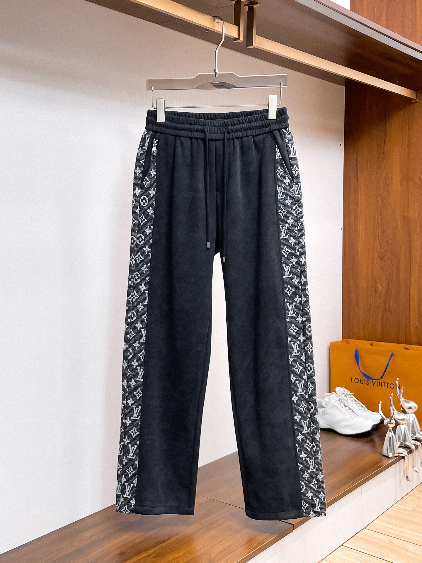 NO:527169,LV2025 autumn and winter new casual pants!  The official website is released simultaneously. The brand's classic LOGO casual pants, customized fabric, excellent comfort, strong hand touch. Extremely recognizable, perfect quality craftsmanship. Size M-3XL,,louis vuitton,alexander wang19860909LV2025秋冬新款休闲裤！官网同步发售.品牌经典LOGO休闲裤 ,定制面料,舒适度极好,手触感强烈.辨识度极高,完美品相工艺. 尺码M-3XL,,louis vuitton,alexander wang,Men's clothing