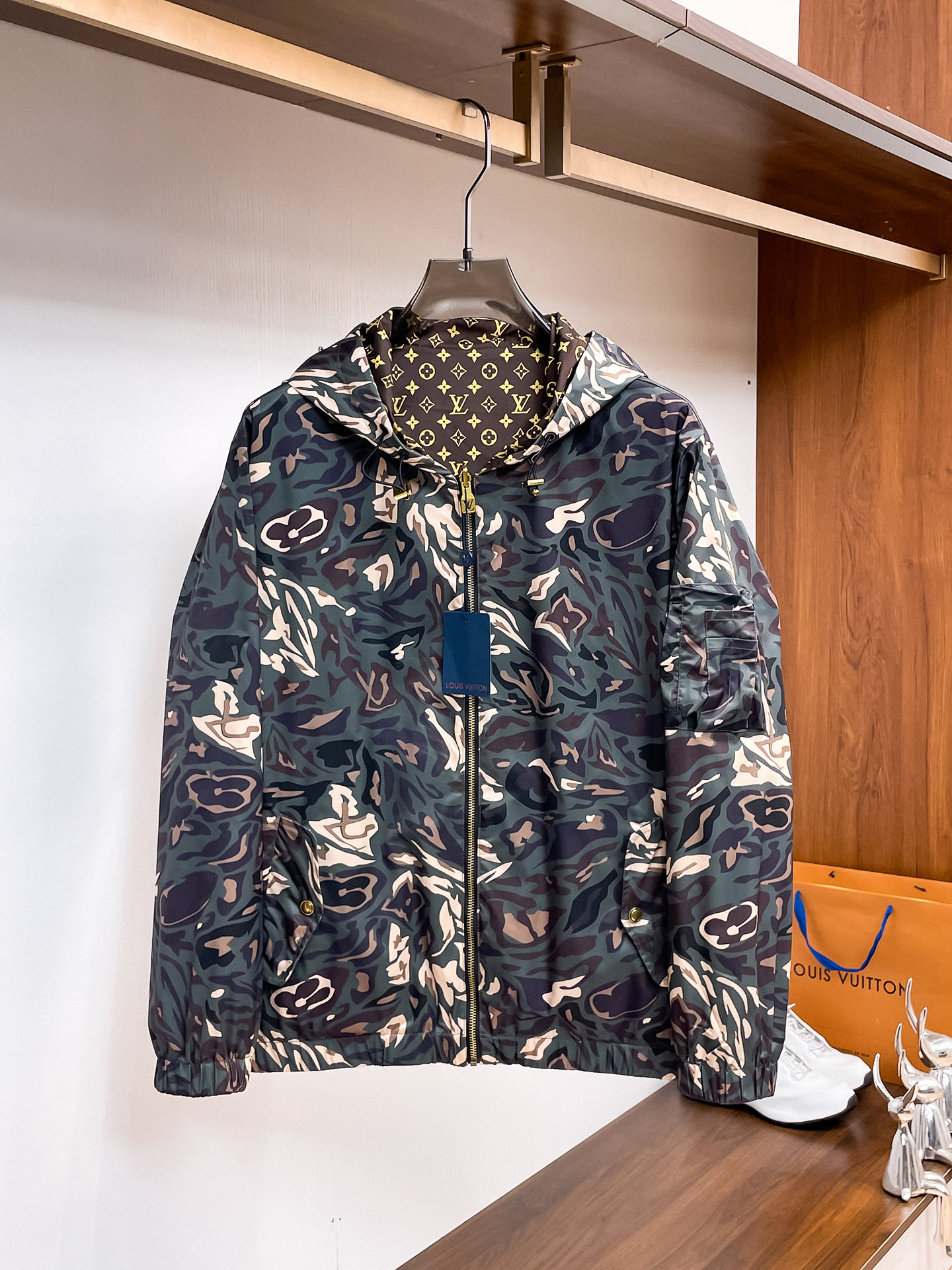 NO:761857,Same style as LV official website, complete with three labels, sold in advance. 2026 spring new men's jacket, complete with three labels, high-end version. Custom-made fabrics at the counter. Highly breathable and comfortable, impeccable details, brand element design concept, reflecting high quality. Delicate and soft feel. Casual tailoring, awesome upper body size. M～3XL,,,,louis vuitton,jackets & coats,jackets & coats,19860909LV 官网同款,三标齐全,提前发售 2026春季新款男士夹克外套,原单三标齐全高端版本 专柜定制面料 透气舒适度高,细节无可挑剔,品牌元素设计理念,体现高品质.手感细腻柔软 呈现休闲裁剪,上身版型超赞 码数M～3XL,,,louis vuitton,jackets & coats,jackets & coats,,Men's clothing