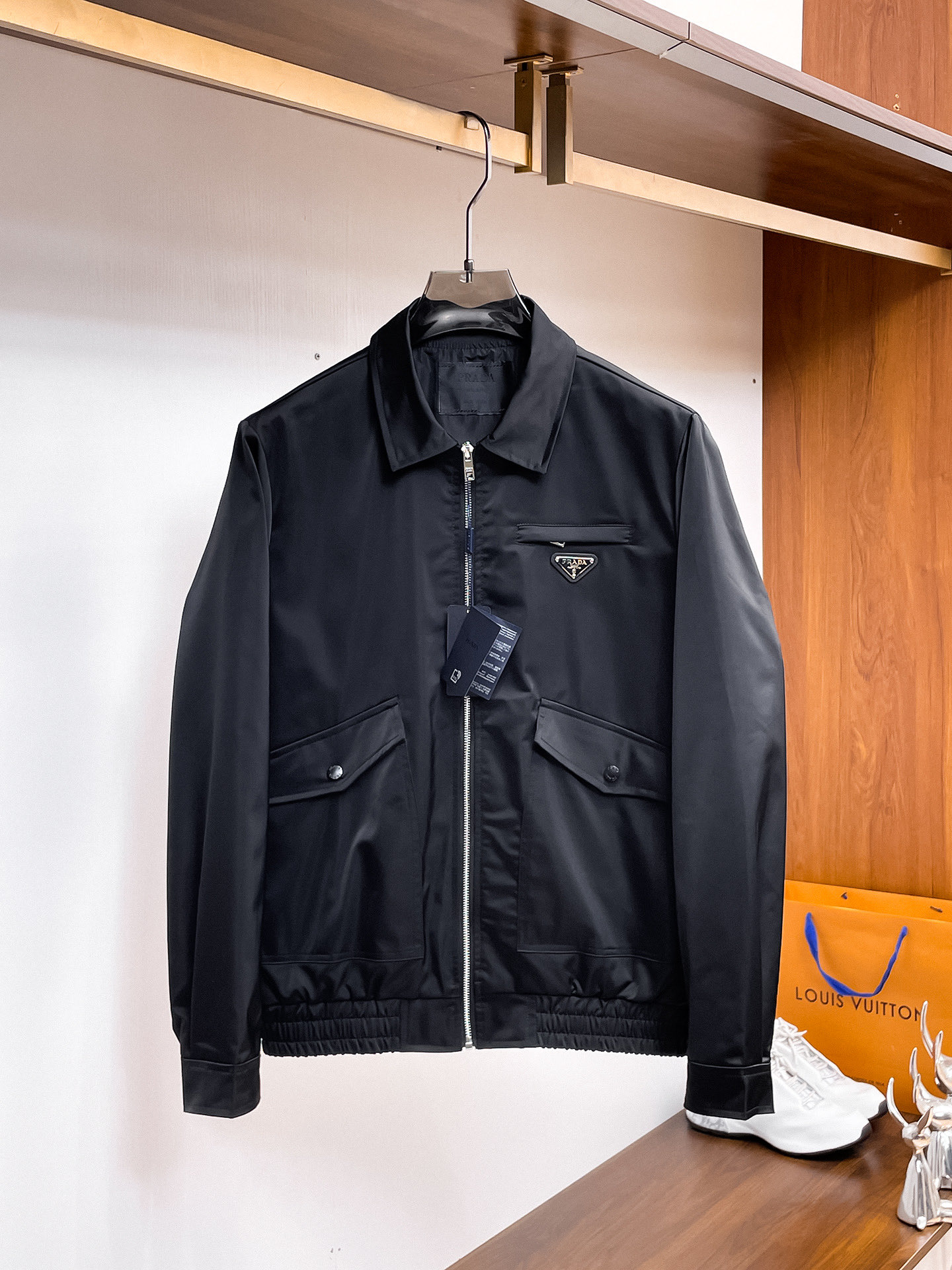 NO:761863,Prada official website, same style, complete with three labels, sold in advance. 2026 new spring men's jackets, complete with three labels, high-end version. Custom-made fabrics at the counter. Highly breathable and comfortable, impeccable details, brand element design concept, reflecting high quality. Delicate and soft feel. Casual tailoring, awesome upper body size. M～3XL,,,prada,jackets & coats,jackets & coats,19860909普拉达 官网同款,三标齐全,提前发售 2026春季新款男士夹克外套,原单三标齐全高端版本 专柜定制面料 透气舒适度高,细节无可挑剔,品牌元素设计理念,体现高品质.手感细腻柔软 呈现休闲裁剪,上身版型超赞 码数M～3XL,,,prada,jackets & coats,jackets & coats,,Men's clothing