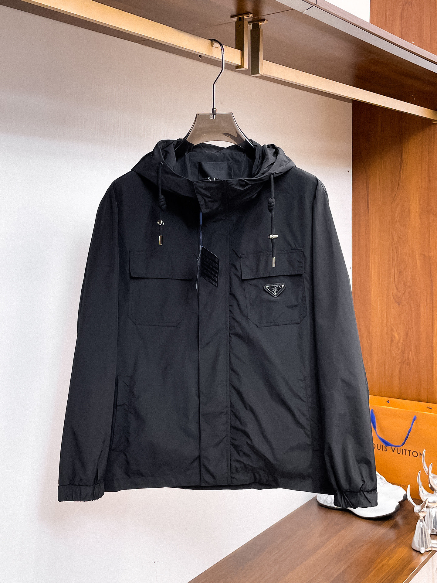 NO:761858,Prada official website, same style, complete with three labels, sold in advance. 2026 new spring men's jackets, complete with three labels, high-end version. Custom-made fabrics at the counter. Highly breathable and comfortable, impeccable details, brand element design concept, reflecting high quality. Delicate and soft feel. Casual tailoring, awesome upper body size. M～3XL,,,prada,jackets & coats,jackets & coats,19860909普拉达 官网同款,三标齐全,提前发售 2026春季新款男士夹克外套,原单三标齐全高端版本 专柜定制面料 透气舒适度高,细节无可挑剔,品牌元素设计理念,体现高品质.手感细腻柔软 呈现休闲裁剪,上身版型超赞 码数M～3XL,,,prada,jackets & coats,jackets & coats,,Men's clothing