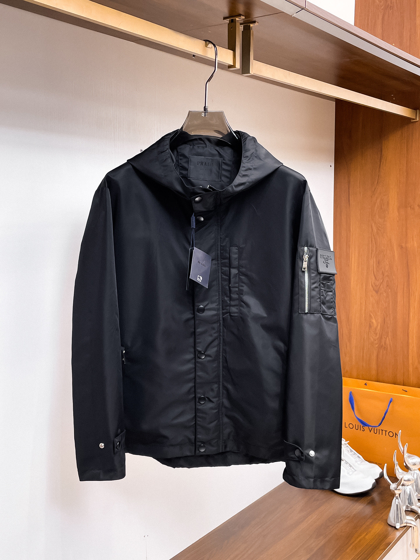 NO:761856,Prada official website, same style, complete with three labels, sold in advance. 2026 new spring men's jackets, complete with three labels, high-end version. Custom-made fabrics at the counter. Highly breathable and comfortable, impeccable details, brand element design concept, reflecting high quality. Delicate and soft feel. Casual tailoring, awesome upper body size. M～3XL,,,prada,jackets & coats,jackets & coats,19860909普拉达 官网同款,三标齐全,提前发售 2026春季新款男士夹克外套,原单三标齐全高端版本 专柜定制面料 透气舒适度高,细节无可挑剔,品牌元素设计理念,体现高品质.手感细腻柔软 呈现休闲裁剪,上身版型超赞 码数M～3XL,,,prada,jackets & coats,jackets & coats,,Men's clothing