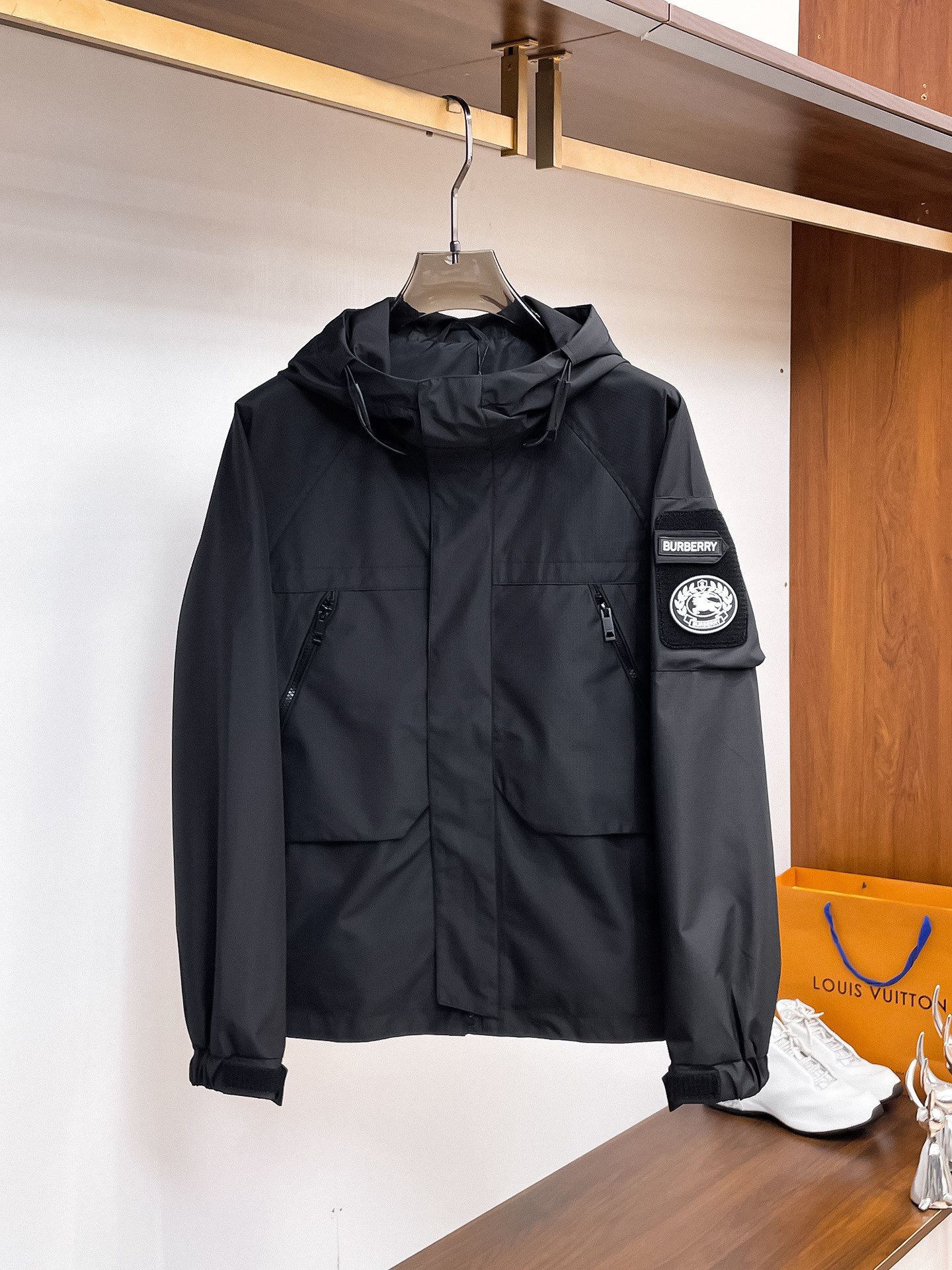 NO:761864,The same model on Burberry's official website, complete with three labels, on sale in advance. 2026 new spring men's jacket, reversible, original single, complete with three labels, high-end version. Custom-made fabrics at the counter. Highly breathable and comfortable, impeccable details, brand element design concept, reflecting high quality. Delicate and soft feel. Casual tailoring, awesome upper body size. M～3XL,,,burberry,jackets & coats,jackets & coats,19860909巴宝莉官网同款,三标齐全,提前发售 2026春季新款男士夹克外套,双面穿原单三标齐全高端版本 专柜定制面料 透气舒适度高,细节无可挑剔,品牌元素设计理念,体现高品质.手感细腻柔软 呈现休闲裁剪,上身版型超赞 码数M～3XL,,,burberry,jackets & coats,jackets & coats,,Men's clothing