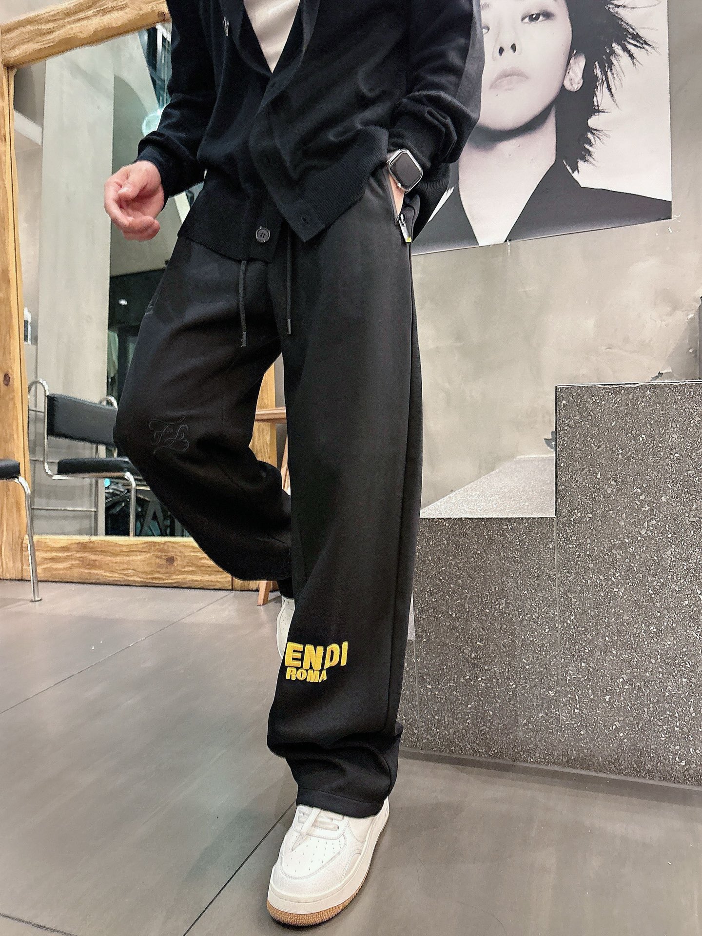 NO:612708,Fendi 2025 new autumn and winter casual pants!  On sale simultaneously on the official website. The brand's classic LOGO casual pants, customized fabrics, excellent comfort, strong touch. Highly recognizable, perfect appearance and craftsmanship. Sizes M-3XL, fendi, alexander wang19860909芬迪 2025秋冬新款休闲裤！官网同步发售.品牌经典LOGO休闲裤 ,定制面料,舒适度极好,手触感强烈.辨识度极高,完美品相工艺. 尺码M-3XL,,fendi,alexander wang,Men's clothing