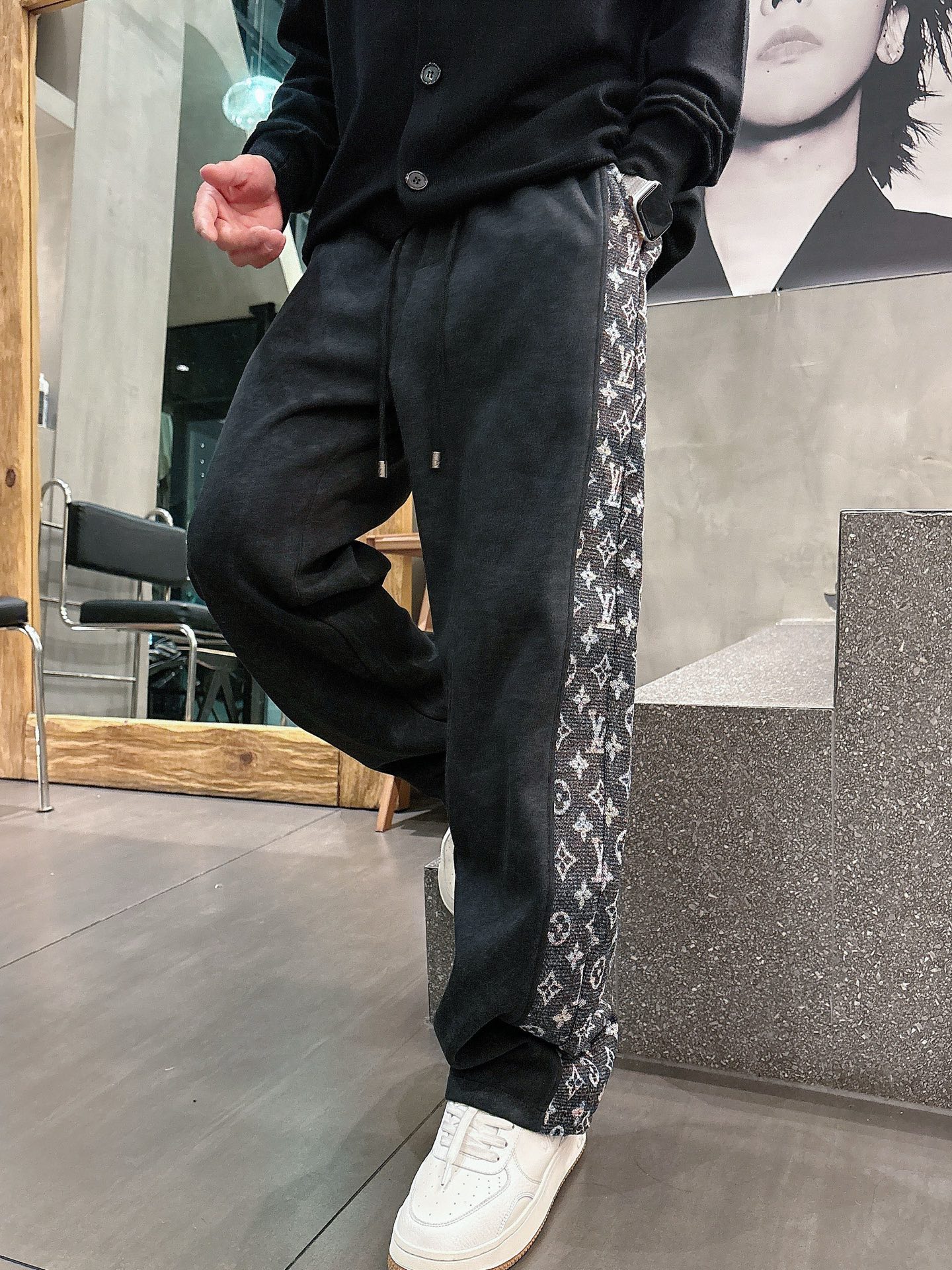 🌾 LV 🆕2025秋冬新款休闲裤！官网同步发售。品牌经典LOGO休闲裤 ，定制面料，舒适度极好，手触感