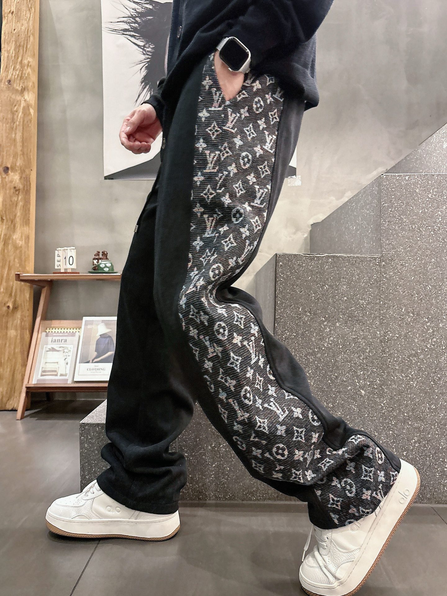 NO:612774,LV 2025 new autumn and winter casual pants!  On sale simultaneously on the official website. The brand's classic LOGO casual pants, customized fabrics, extremely comfortable, strong touch. Highly recognizable, perfect appearance and craftsmanship. Sizes M-3XL, louis vuitton, alexander wang19860909LV 2025秋冬新款休闲裤！官网同步发售.品牌经典LOGO休闲裤 ,定制面料,舒适度极好,手触感强烈.辨识度极高,完美品相工艺. 尺码M-3XL,,louis vuitton,alexander wang,Men's clothing