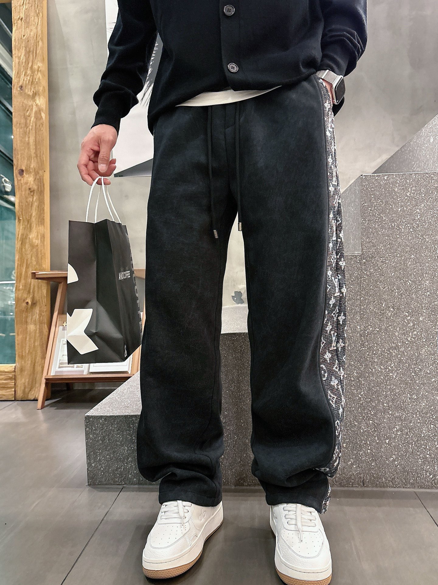 🌾 LV 🆕2025秋冬新款休闲裤！官网同步发售。品牌经典LOGO休闲裤 ，定制面料，舒适度极好，手触感