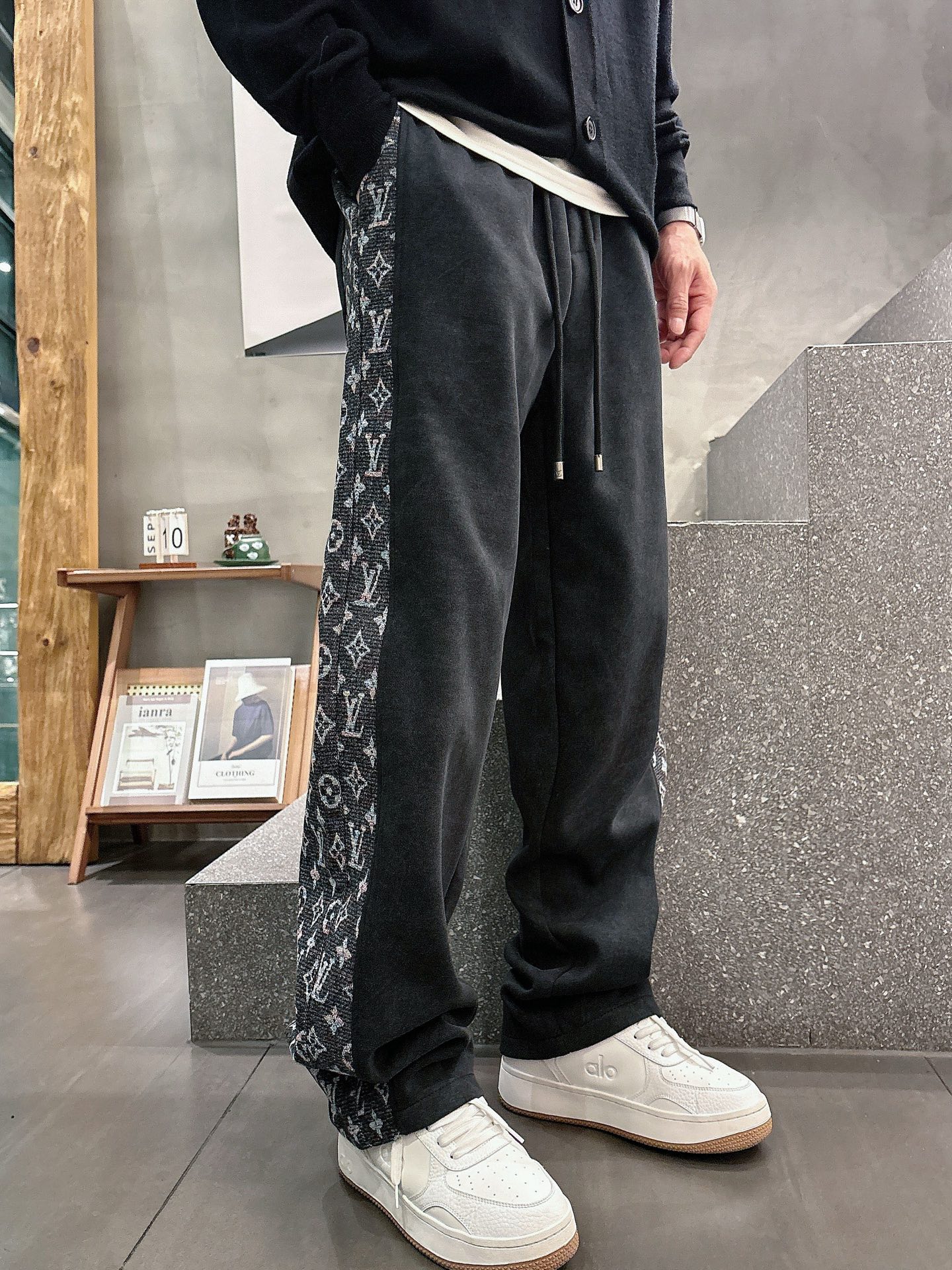 🌾 LV 🆕2025秋冬新款休闲裤！官网同步发售。品牌经典LOGO休闲裤 ，定制面料，舒适度极好，手触感