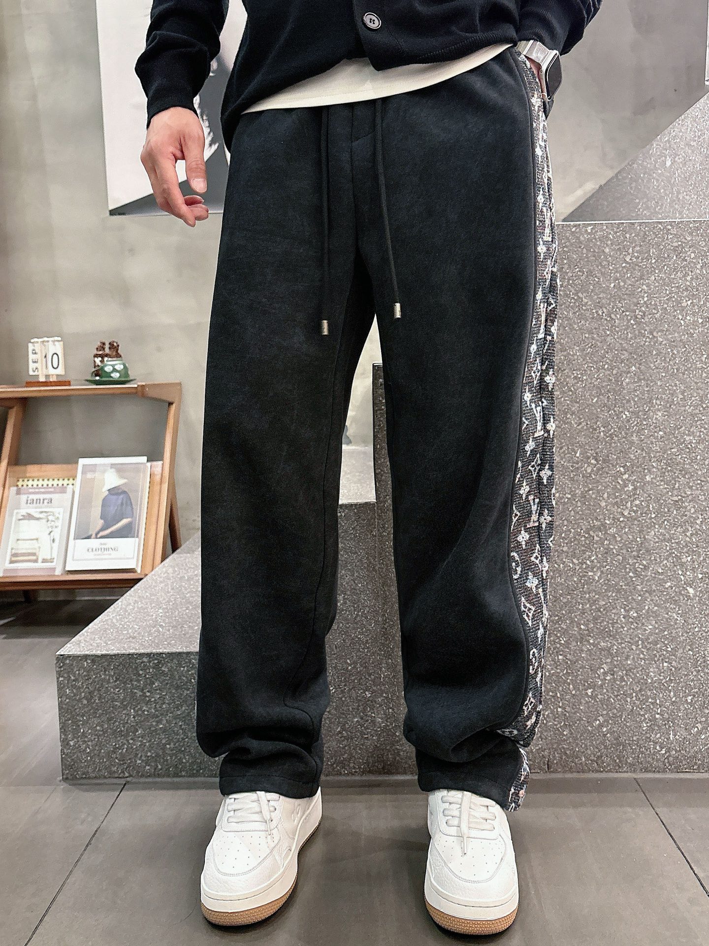 🌾 LV 🆕2025秋冬新款休闲裤！官网同步发售。品牌经典LOGO休闲裤 ，定制面料，舒适度极好，手触感