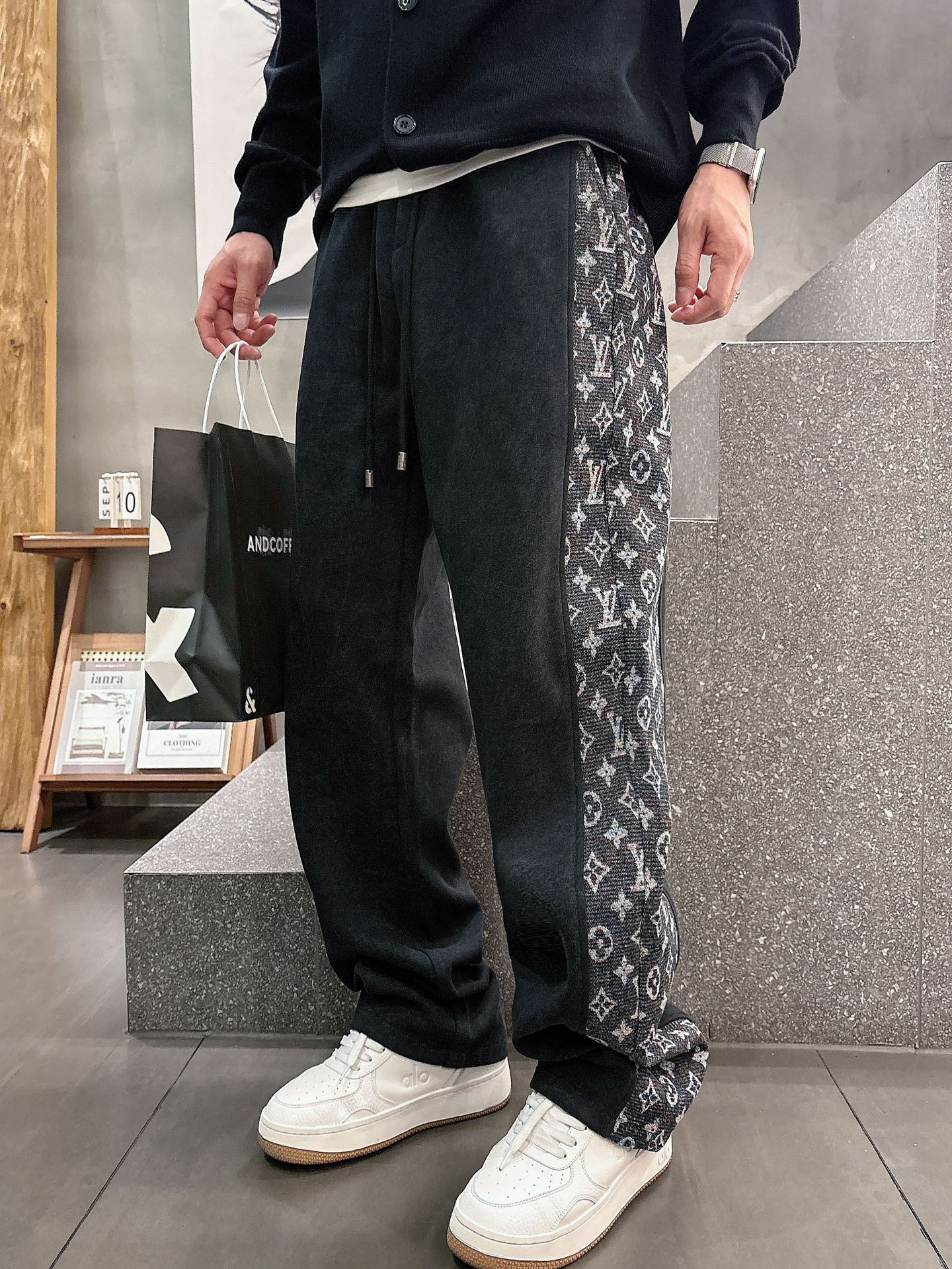 🌾 LV 🆕2025秋冬新款休闲裤！官网同步发售。品牌经典LOGO休闲裤 ，定制面料，舒适度极好，手触感