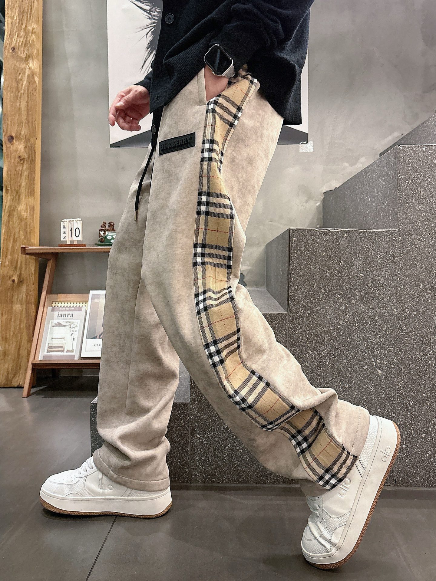 NO:612719,Burberry 2025 new autumn and winter casual pants!  On sale simultaneously on the official website. The brand's classic LOGO casual pants, customized fabrics, excellent comfort, strong touch. Highly recognizable, perfect appearance and craftsmanship. Sizes M-3XL, burberry, alexander wang19860909巴宝莉 2025秋冬新款休闲裤！官网同步发售.品牌经典LOGO休闲裤 ,定制面料,舒适度极好,手触感强烈.辨识度极高,完美品相工艺. 尺码M-3XL,,burberry,alexander wang,Men's clothing