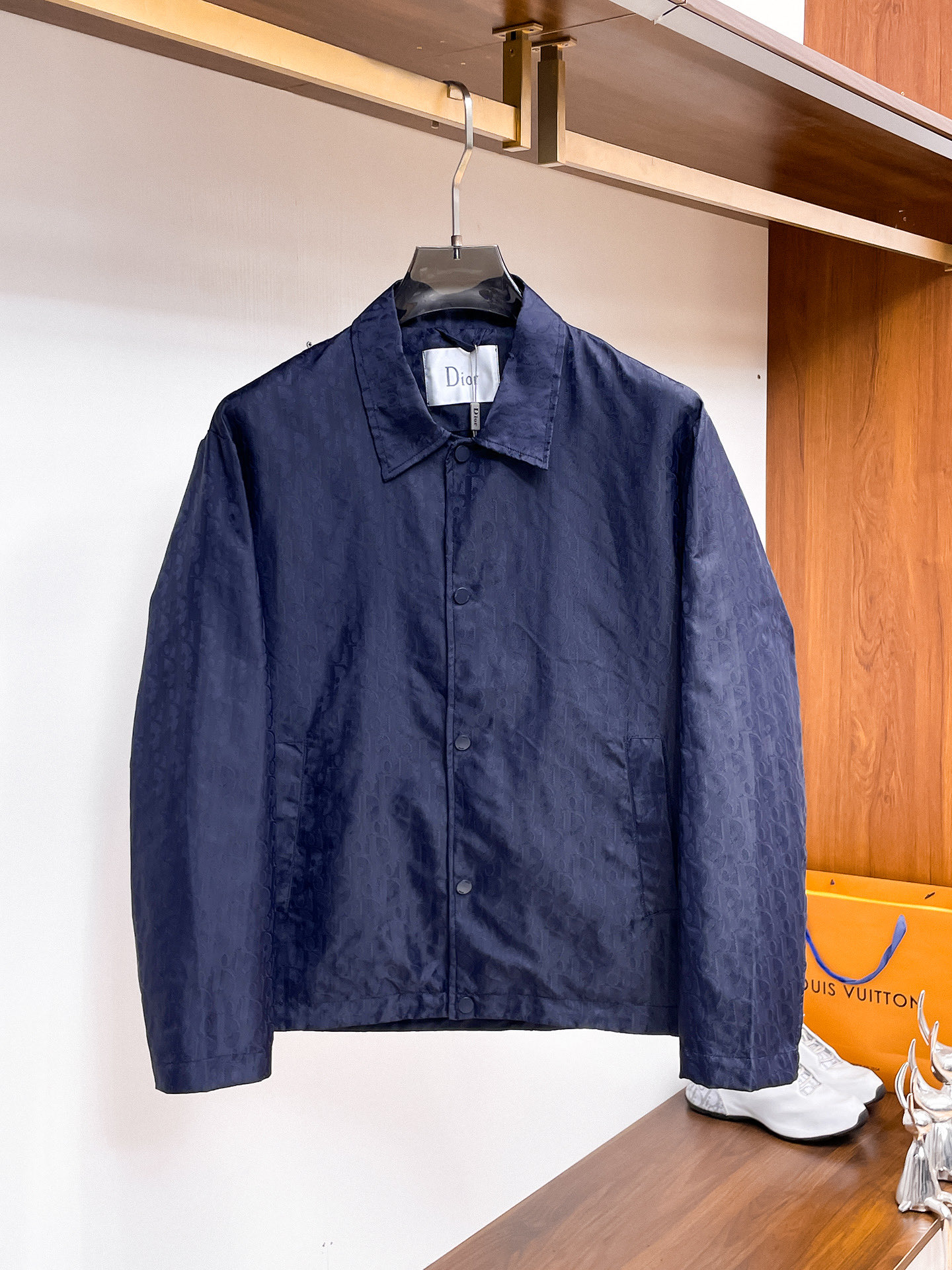 NO:761870,Same style as Dior official website, complete with three labels, on sale in advance. 2026 new spring men's jacket, reversible original single with three labels, high-end version. Custom-made fabrics at the counter. Highly breathable and comfortable, impeccable details, brand element design concept, reflecting high quality. Delicate and soft feel. Casual tailoring, awesome upper body size. M～3XL,,, dior,jackets & coats,jackets & coats,19860909迪奥官网同款,三标齐全,提前发售 2026春季新款男士夹克外套,双面穿原单三标齐全高端版本 专柜定制面料 透气舒适度高,细节无可挑剔,品牌元素设计理念,体现高品质.手感细腻柔软 呈现休闲裁剪,上身版型超赞 码数M～3XL,,,dior,jackets & coats,jackets & coats,,Men's clothing