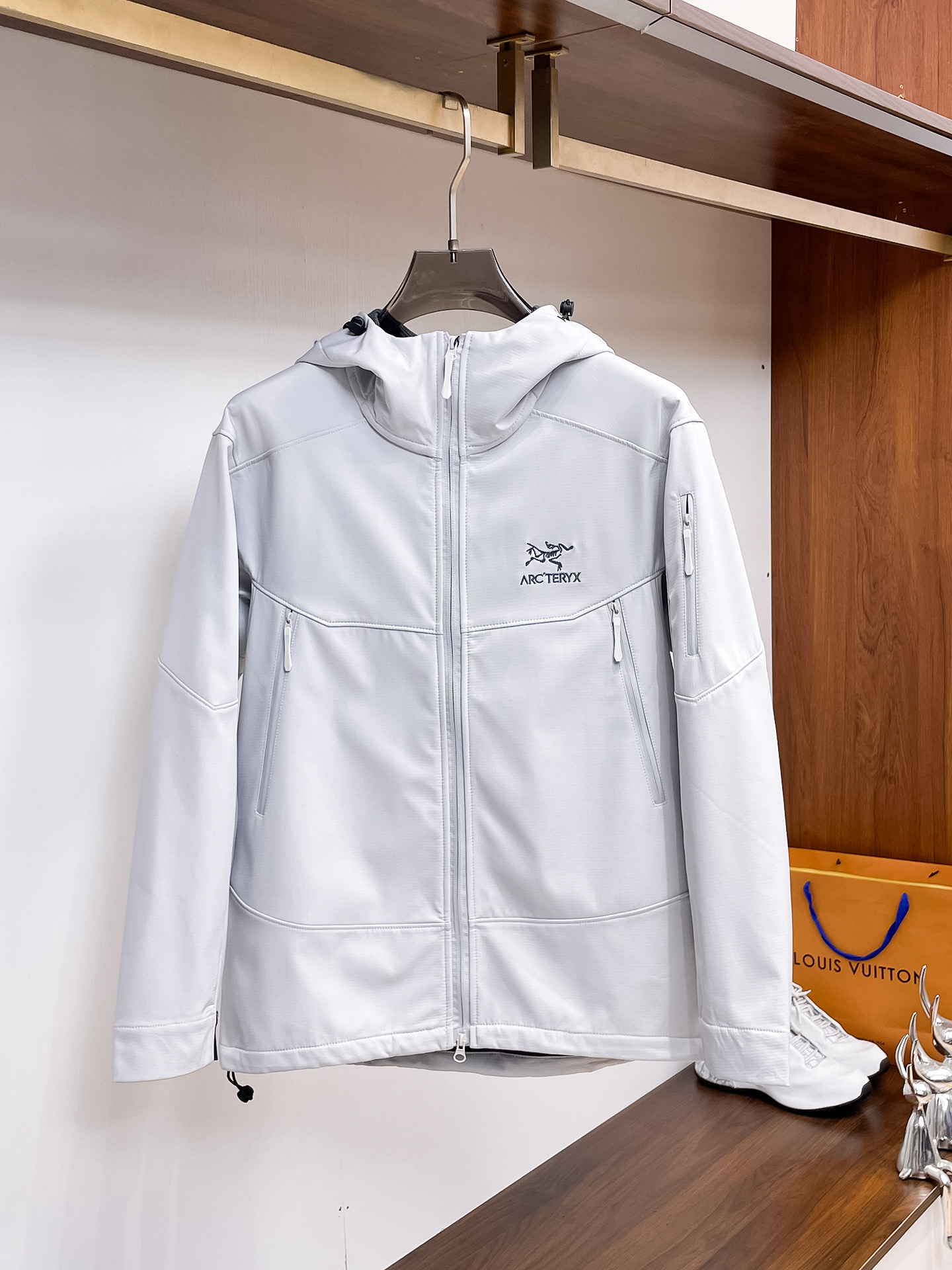 NO:761876,Same style as Arc'teryx official website, complete with three labels, on sale in advance. 2026 new spring men's jacket, reversible original single with three labels, high-end version. Custom-made fabrics at the counter. Highly breathable and comfortable, impeccable details, brand element design concept, reflecting high quality. Delicate and soft hand feel. Casual tailoring, excellent upper body shape. Size M～3XL, arc'teryx, jackets & coats, jackets & coats,19860909始祖鸟官网同款,三标齐全,提前发售 2026春季新款男士夹克外套,双面穿原单三标齐全高端版本 专柜定制面料 透气舒适度高,细节无可挑剔,品牌元素设计理念,体现高品质.手感细腻柔软 呈现休闲裁剪,上身版型超赞 码数M～3XL,,arc'teryx,jackets & coats,jackets & coats,,Men's clothing