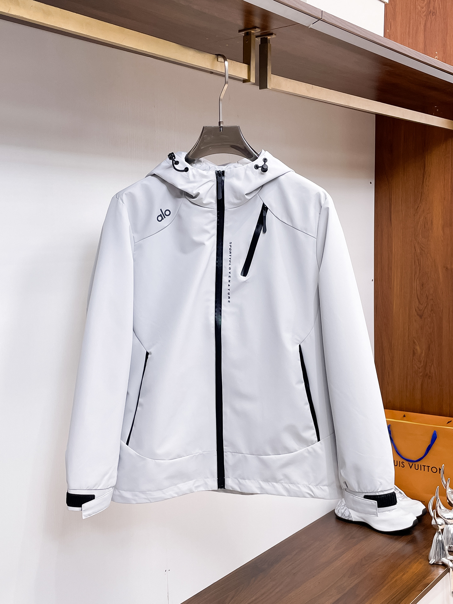 NO:761880,Same style as alo official website, complete with three labels, on sale in advance. 2026 new spring men's jacket, reversible, original single, complete with three labels, high-end version. Custom-made fabrics at the counter. Highly breathable and comfortable, impeccable details, brand element design concept, reflecting high quality. Delicate and soft feel. Casual tailoring, awesome upper body size. M～3XL,,,jackets & coats,jackets & coats,19860909alo官网同款,三标齐全,提前发售 2026春季新款男士夹克外套,双面穿原单三标齐全高端版本 专柜定制面料 透气舒适度高,细节无可挑剔,品牌元素设计理念,体现高品质.手感细腻柔软 呈现休闲裁剪,上身版型超赞 码数M～3XL,,,jackets & coats,jackets & coats,,Men's clothing