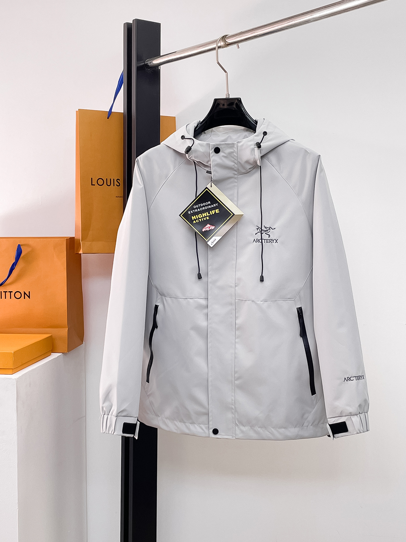 NO:731985,Same style as Arc'teryx official website, complete with three labels, on sale in advance. 2025ss new autumn and winter men's jacket, reversible original single with three labels, high-end version. Custom-made fabrics at the counter. Highly breathable and comfortable, impeccable details, brand element design concept, reflecting high quality. Delicate and soft feel. Casual tailoring, awesome upper body. Size M~3XL, arc'teryx, jackets & coats, jackets & coats,19860909始祖鸟官网同款,三标齐全,提前发售 2025ss秋冬新款男士夹克外套,双面穿原单三标齐全高端版本 专柜定制面料 透气舒适度高,细节无可挑剔,品牌元素设计理念,体现高品质.手感细腻柔软 呈现休闲裁剪,上身版型超赞 码数M～3XL,,arc'teryx,jackets & coats,jackets & coats,,Men's clothing