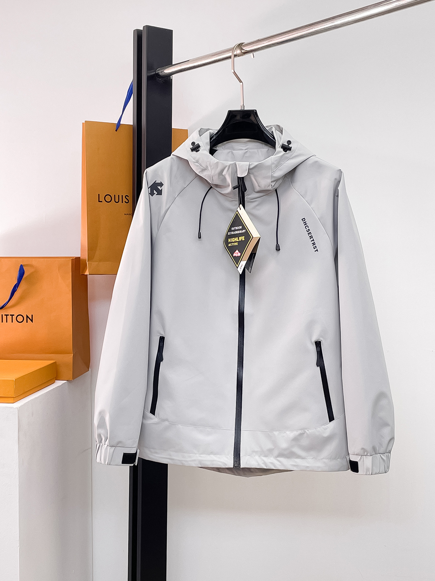 NO:731997,Same style as Descente's official website, complete with three labels, on sale in advance. 2025ss new autumn and winter men's jacket, reversible original single with three labels, high-end version. Custom-made fabrics at the counter. Highly breathable and comfortable, impeccable details, brand element design concept, reflecting high quality. Delicate and soft feel. Casual tailoring, awesome upper body fit. Size M～3XL,,,jackets & coats,jackets & coats,19860909迪桑特官网同款,三标齐全,提前发售 2025ss秋冬新款男士夹克外套,双面穿原单三标齐全高端版本 专柜定制面料 透气舒适度高,细节无可挑剔,品牌元素设计理念,体现高品质.手感细腻柔软 呈现休闲裁剪,上身版型超赞 码数M～3XL,,,jackets & coats,jackets & coats,,Men's clothing