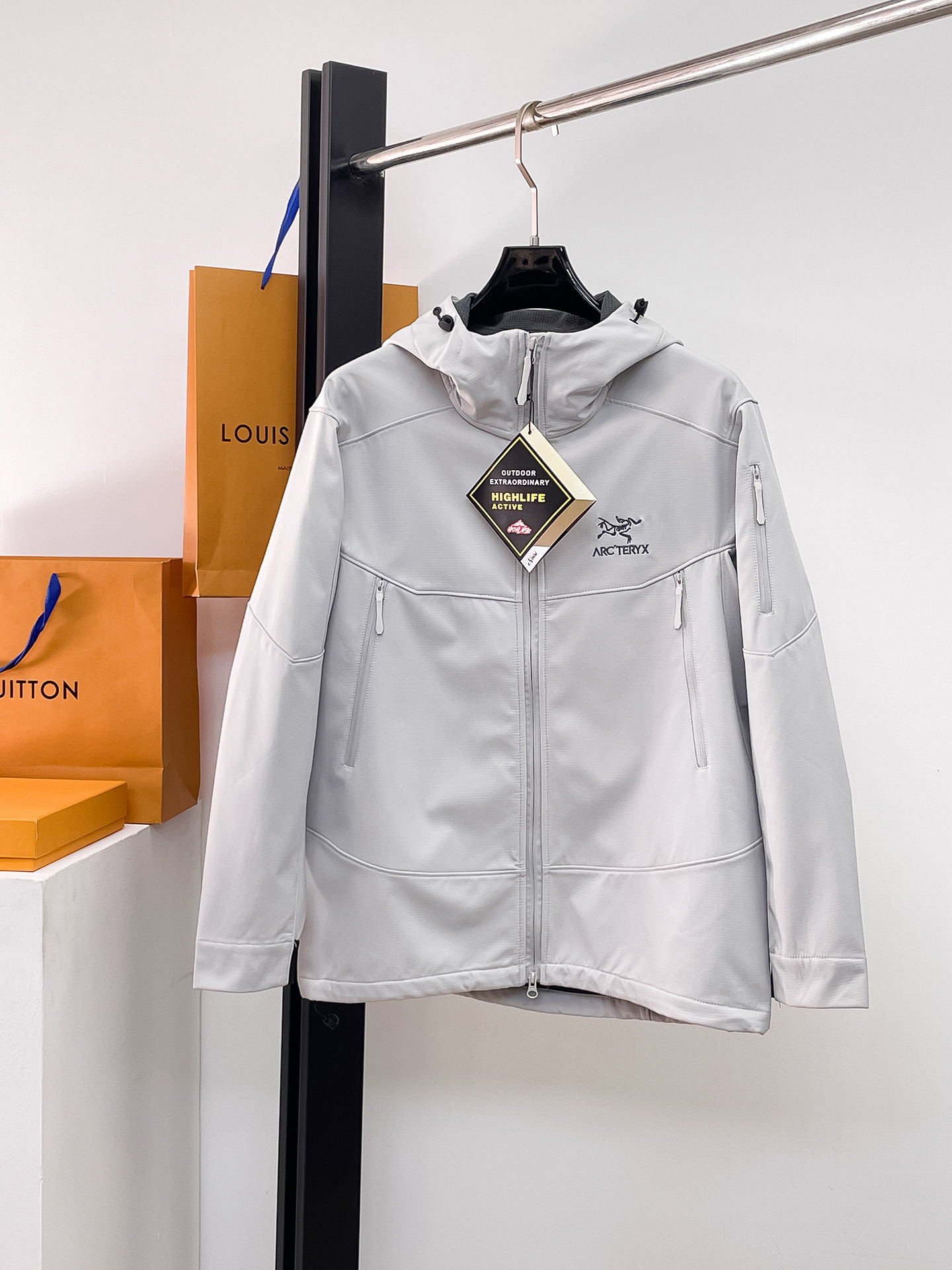 NO:732003,Same style as Arc'teryx official website, complete with three labels, on sale in advance. 2025ss new autumn and winter men's jacket, reversible original single with three labels, high-end version. Custom-made fabrics at the counter. Highly breathable and comfortable, impeccable details, brand element design concept, reflecting high quality. Delicate and soft feel. Casual tailoring, awesome upper body. Size M~3XL, arc'teryx, jackets & coats, jackets & coats,19860909始祖鸟官网同款,三标齐全,提前发售 2025ss秋冬新款男士夹克外套,双面穿原单三标齐全高端版本 专柜定制面料 透气舒适度高,细节无可挑剔,品牌元素设计理念,体现高品质.手感细腻柔软 呈现休闲裁剪,上身版型超赞 码数M～3XL,,arc'teryx,jackets & coats,jackets & coats,,Men's clothing