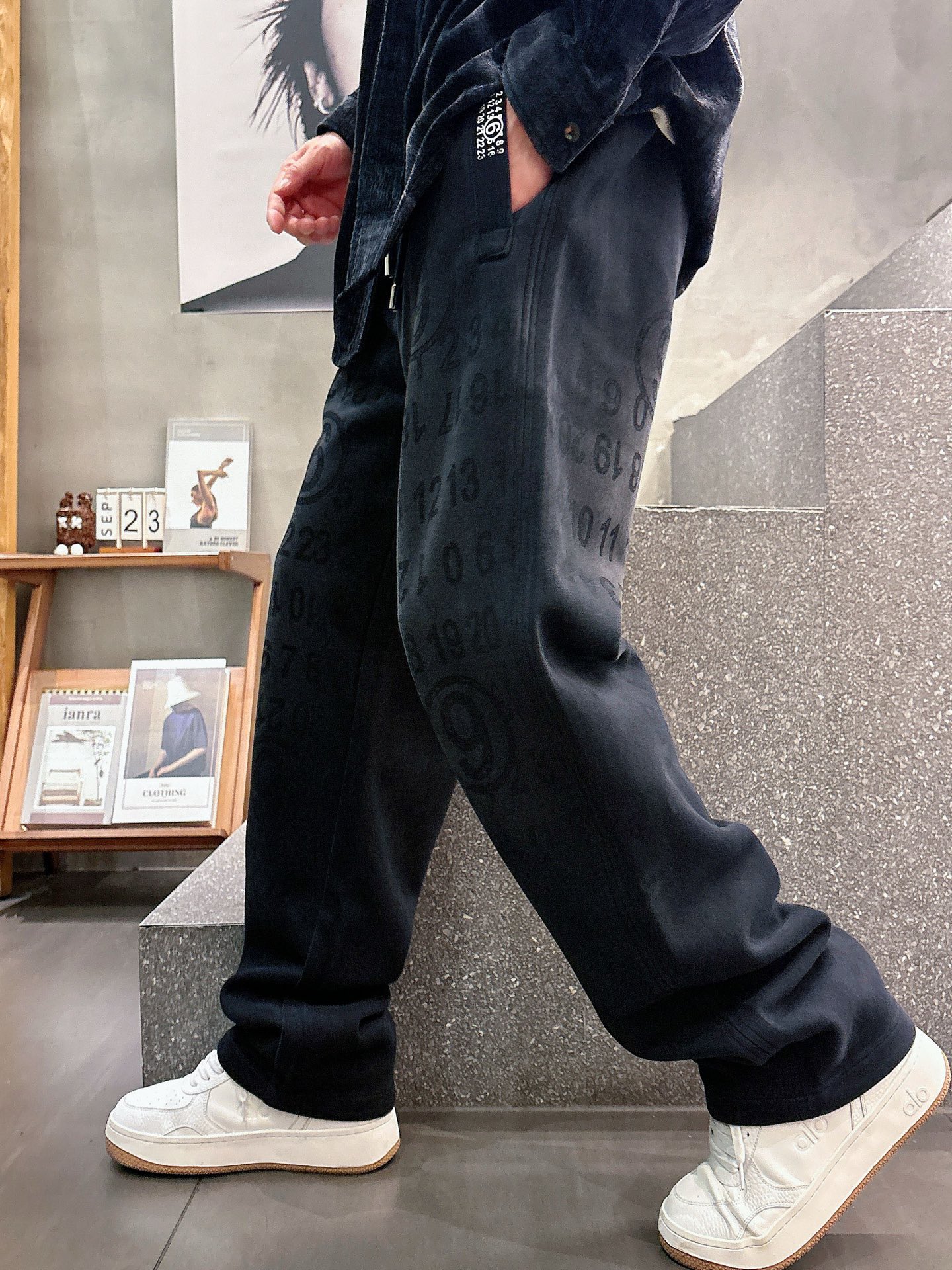 NO:612740,Margiela 2025 new autumn and winter casual pants!  On sale simultaneously on the official website. The brand's classic LOGO casual pants, customized fabrics, excellent comfort, strong touch. Highly recognizable, perfect appearance and craftsmanship. Sizes M-3XL, masion margiela, alexander wang19860909马吉拉 2025秋冬新款休闲裤！官网同步发售.品牌经典LOGO休闲裤 ,定制面料,舒适度极好,手触感强烈.辨识度极高,完美品相工艺. 尺码M-3XL,,masion margiela,alexander wang,Men's clothing