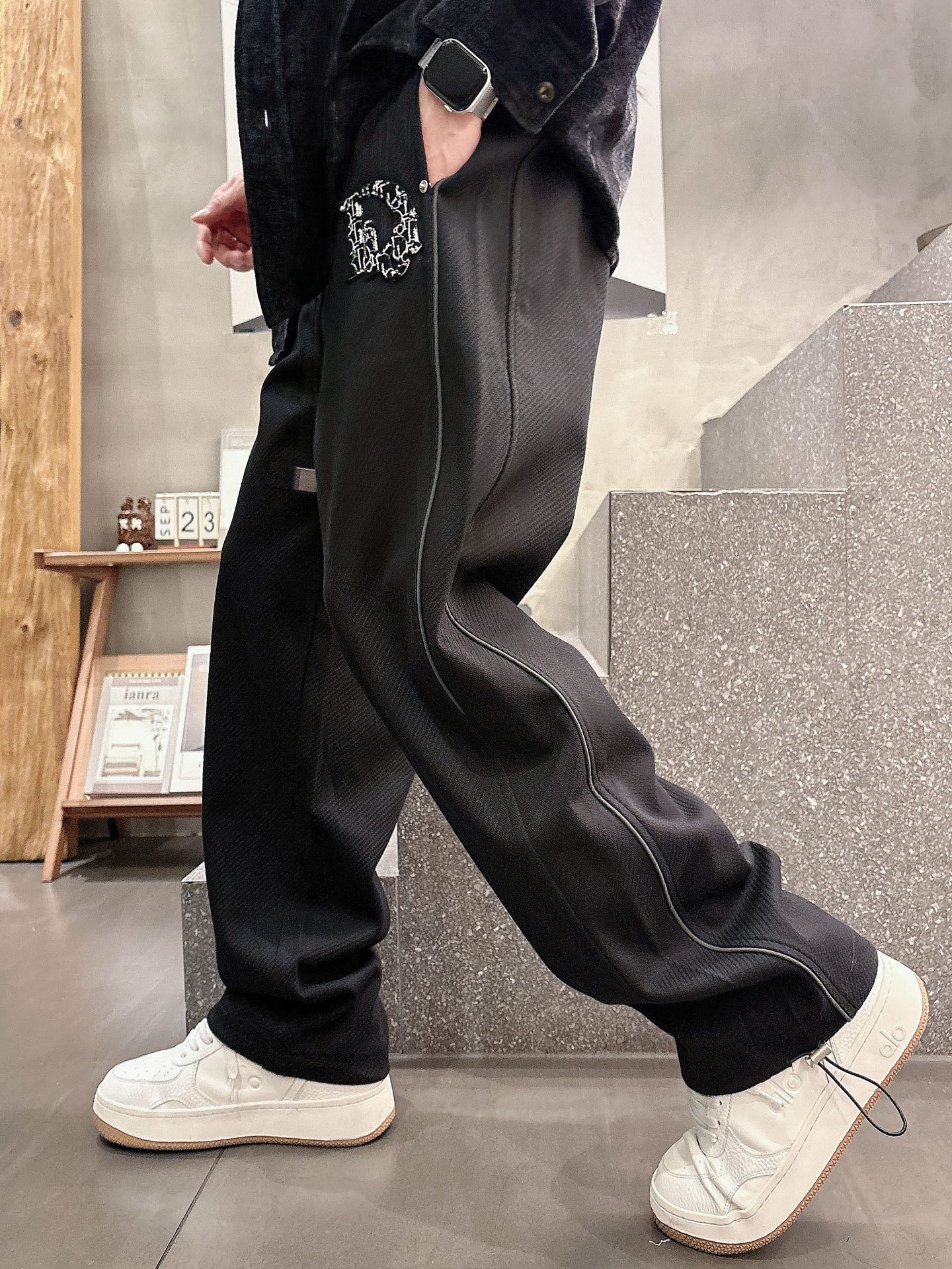 NO:612745,Dior 2025 new autumn and winter casual pants!  On sale simultaneously on the official website. Brand classic LOGO casual pants, customized fabrics, excellent comfort, strong touch. Highly recognizable, perfect appearance and craftsmanship. Sizes M-3XL, dior, alexander wang19860909迪奥 2025秋冬新款休闲裤！官网同步发售.品牌经典LOGO休闲裤 ,定制面料,舒适度极好,手触感强烈.辨识度极高,完美品相工艺. 尺码M-3XL,,dior,alexander wang,Men's clothing