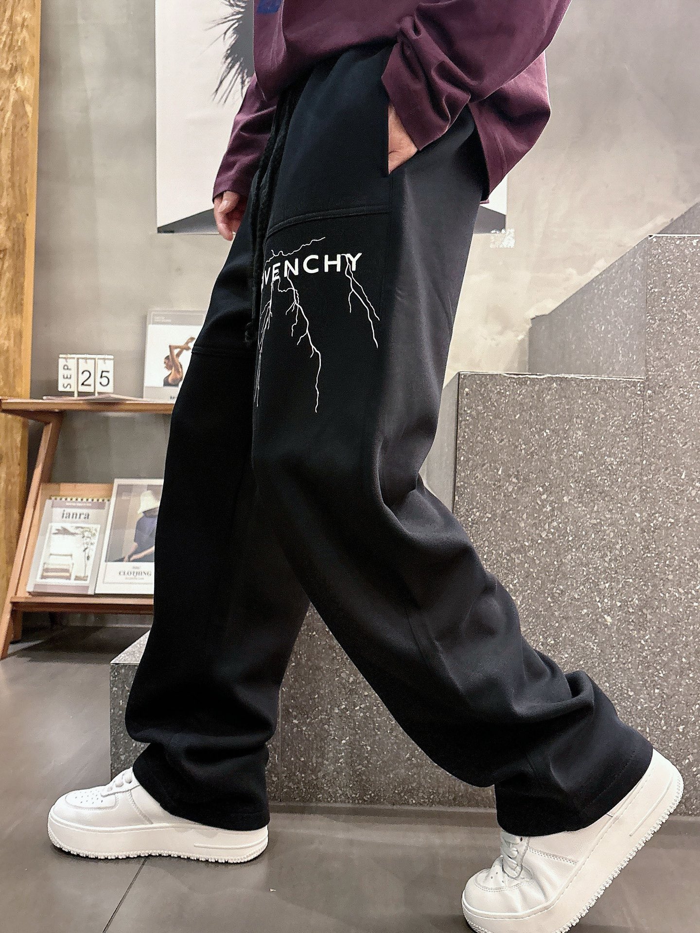 NO:612752,Givenchy 2025 new autumn and winter casual pants!  On sale simultaneously on the official website. Brand classic LOGO casual pants, customized fabrics, excellent comfort, strong touch. Highly recognizable, perfect appearance and craftsmanship. Sizes M-3XL, givenchy, alexander wang19860909纪梵希2025秋冬新款休闲裤！官网同步发售.品牌经典LOGO休闲裤 ,定制面料,舒适度极好,手触感强烈.辨识度极高,完美品相工艺. 尺码M-3XL,,givenchy,alexander wang,Men's clothing