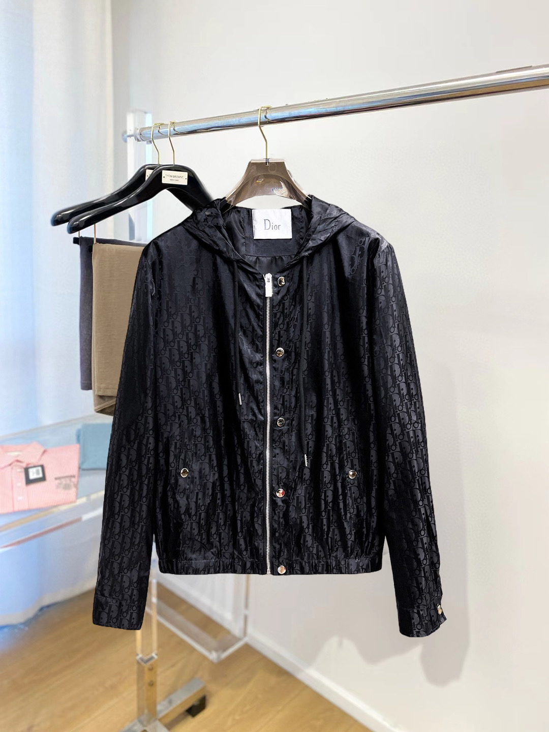 P290 Dior, el mismo modelo que la web oficial, completo con tres etiquetas, en venta anticipada. Nueva chaqueta para ho…