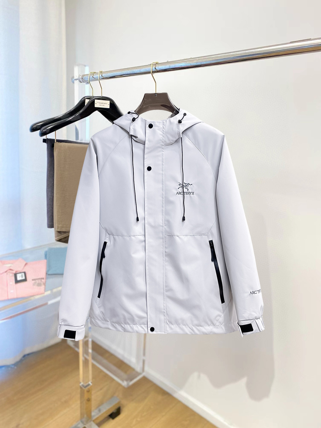 NO:545751,The same style of Archaeopteryx official website, complete three standards, and is released in advance. The new men's jacket for autumn and winter, double-sided wear, full three standards, high-end version for double-sided wear, customized fabric for counter, breathable and comfortable, impeccable details, brand element design concept, reflecting high quality. The feel is delicate and soft, presents casual cut, and the upper body style is superb. Number of sizes M~3XL,,arc'teryx,jackets & coats,jackets & coats,alexander wang19860909始祖鸟官网同款,三标齐全,提前发售 ss秋冬新款男士夹克外套,双面穿原单三标齐全高端版本 专柜定制面料 透气舒适度高,细节无可挑剔,品牌元素设计理念,体现高品质.手感细腻柔软 呈现休闲裁剪,上身版型超赞 码数M～3XL,,arc'teryx,jackets & coats,jackets & coats,alexander wang,Men's clothing