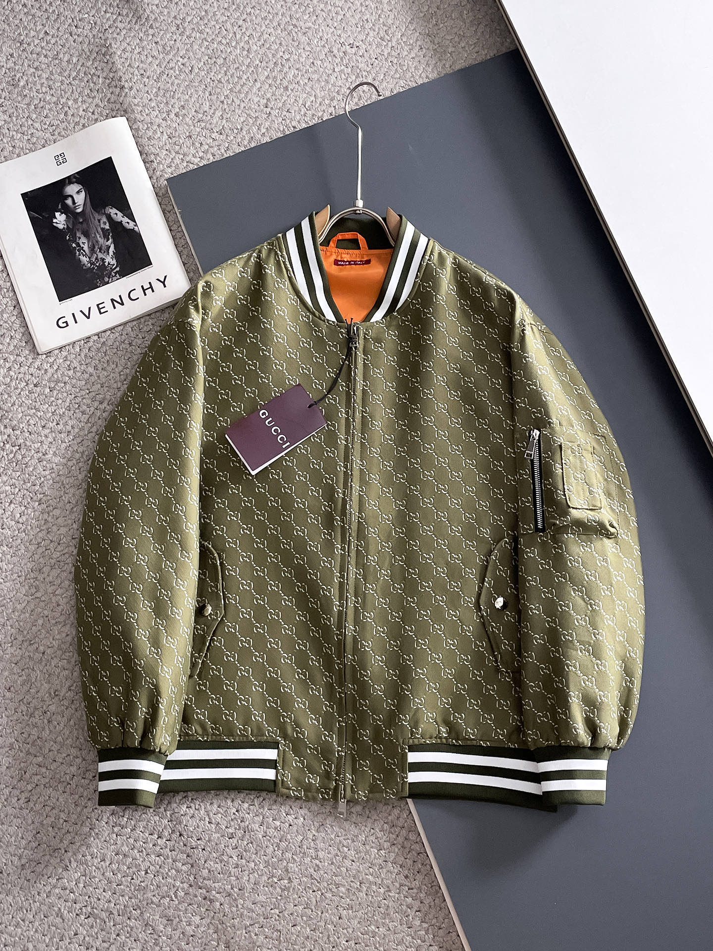 NO:734218,Same style as Gucci official website, complete with three labels, on sale in advance. 2026 spring new men's jacket, complete with three labels, high-end version. Custom-made fabrics at the counter. Highly breathable and comfortable, impeccable details, brand element design concept, reflecting high quality. Delicate and soft feel. Casual tailoring, awesome upper body size. M～3XL,,,jackets & coats,jackets & coats,19860909古奇 官网同款,三标齐全,提前发售 2026春季新款男士夹克外套,原单三标齐全高端版本 专柜定制面料 透气舒适度高,细节无可挑剔,品牌元素设计理念,体现高品质.手感细腻柔软 呈现休闲裁剪,上身版型超赞 码数M～3XL,,,jackets & coats,jackets & coats,,Men's clothing