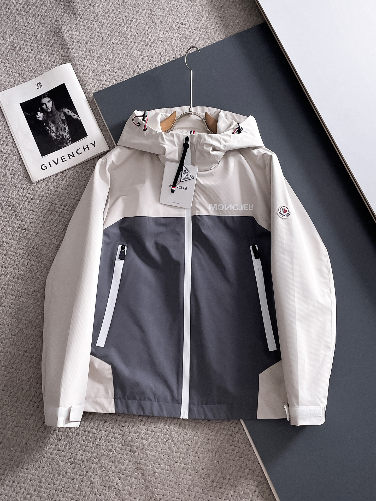 NO:734208,Same style as Gucci official website, complete with three labels, on sale in advance. 2026 spring new men's jacket, complete with three labels, high-end version. Custom-made fabrics at the counter. Highly breathable and comfortable, impeccable details, brand element design concept, reflecting high quality. Delicate and soft feel. Casual tailoring, awesome upper body size. M～3XL,,,jackets & coats,jackets & coats,19860909古奇 官网同款,三标齐全,提前发售 2026春季新款男士夹克外套,原单三标齐全高端版本 专柜定制面料 透气舒适度高,细节无可挑剔,品牌元素设计理念,体现高品质.手感细腻柔软 呈现休闲裁剪,上身版型超赞 码数M～3XL,,,jackets & coats,jackets & coats,,Men's clothing