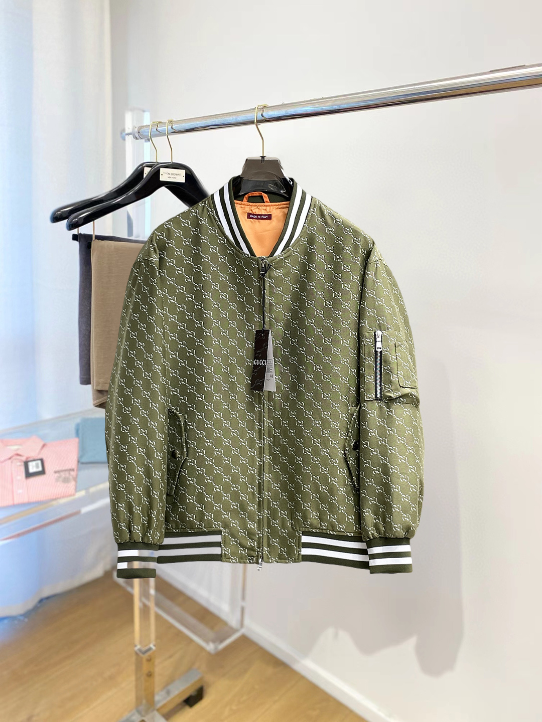 NO:545694,Guqi, the same style on the official website, complete three standards, and is released in advance. SS autumn and winter new men's jacket, original single three standards, high-end version, customized counter fabric, breathable and comfortable, impeccable details, brand element design concept, reflecting high quality. The feel is delicate and soft, presents casual cut, and the upper body style is superb. Number of sizes M~3XL,,,,jackets & coats,jackets & coats,alexander wang19860909古奇 官网同款,三标齐全,提前发售 ss秋冬新款男士夹克外套,原单三标齐全高端版本 专柜定制面料 透气舒适度高,细节无可挑剔,品牌元素设计理念,体现高品质.手感细腻柔软 呈现休闲裁剪,上身版型超赞 码数M～3XL,,,jackets & coats,jackets & coats,alexander wang,Men's clothing