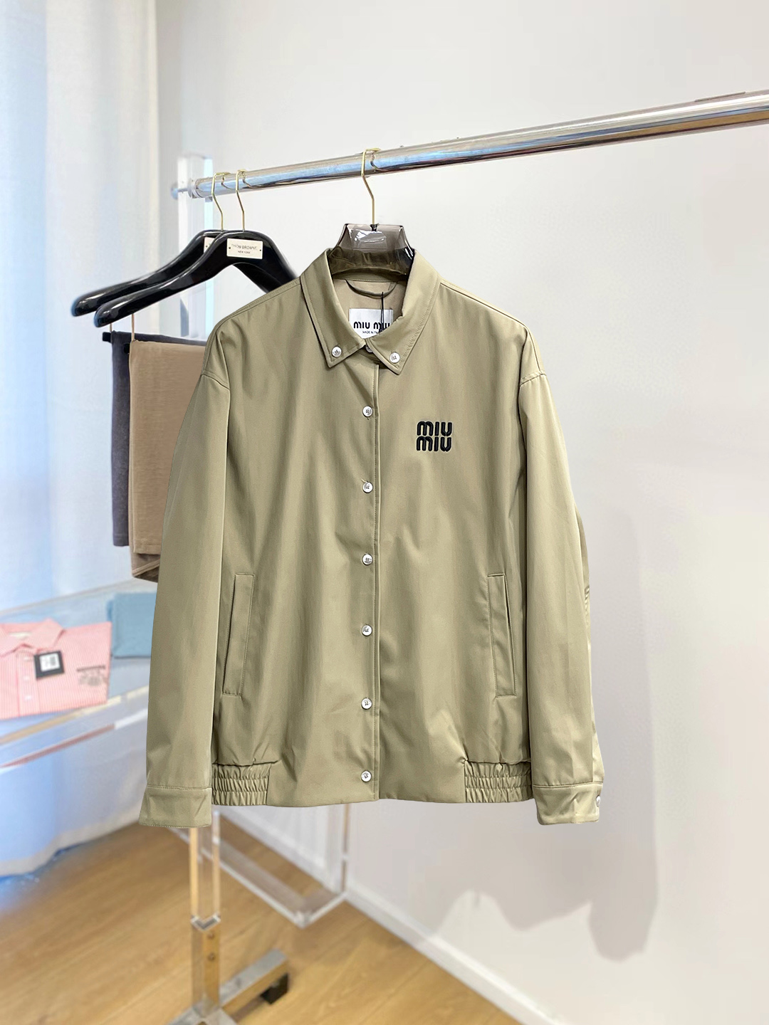 NO:545700,Miu Miu official website, complete three standards, and is available in advance. The new men's jacket for autumn and winter, the original three standards are complete and high-end version. Customized fabrics for counters. High breathability and comfort, impeccable details, brand elements design concept, reflecting high quality. The feel is delicate and soft, presenting casual cut, and the upper body style is superb. Number of sizes M~3XL,,,miumiu, jackets & coats, jackets & coats, alexander wang19860909Miu Miu 官网同款,三标齐全,提前发售 ss秋冬新款男士夹克外套,原单三标齐全高端版本 专柜定制面料 透气舒适度高,细节无可挑剔,品牌元素设计理念,体现高品质.手感细腻柔软 呈现休闲裁剪,上身版型超赞 码数M～3XL,,,miumiu,jackets & coats,jackets & coats,alexander wang,Men's clothing