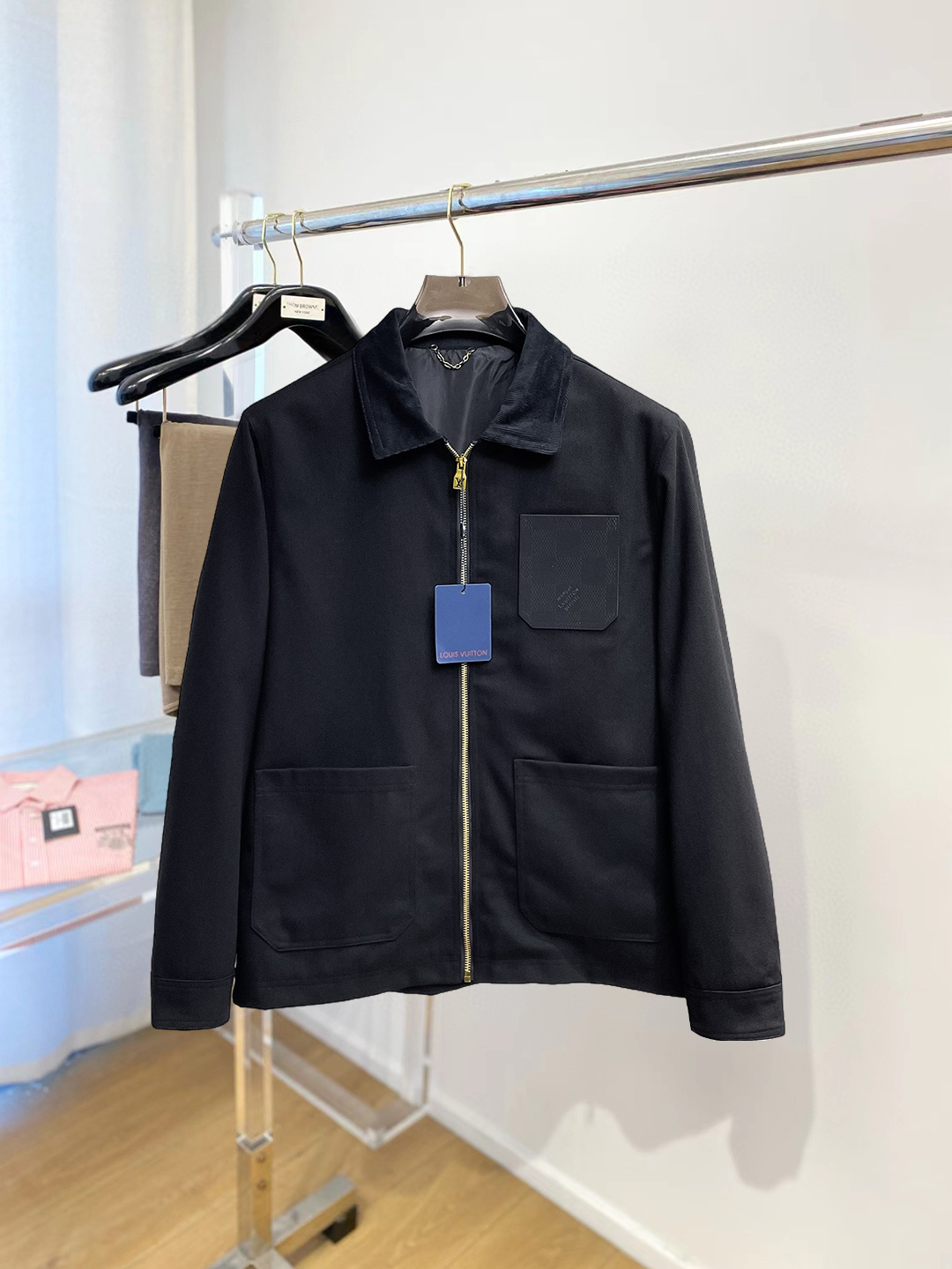 NO:545707,The same style on the official website, complete three standards, and is released in advance. The new men's jacket for autumn and winter, the original single three standards are complete and high-end version. Customized fabrics for counters. High breathability and comfort, impeccable details, brand elements design concept, reflecting high quality. The feel is delicate and soft. It presents casual cut, and the upper body style is superb. Number of sizes M~3XL,,,louis vuitton, jackets & coats, jackets & coats, alexander wang19860909LV 官网同款,三标齐全,提前发售 ss秋冬新款男士夹克外套,原单三标齐全高端版本 专柜定制面料 透气舒适度高,细节无可挑剔,品牌元素设计理念,体现高品质.手感细腻柔软 呈现休闲裁剪,上身版型超赞 码数M～3XL,,,louis vuitton,jackets & coats,jackets & coats,alexander wang,Men's clothing