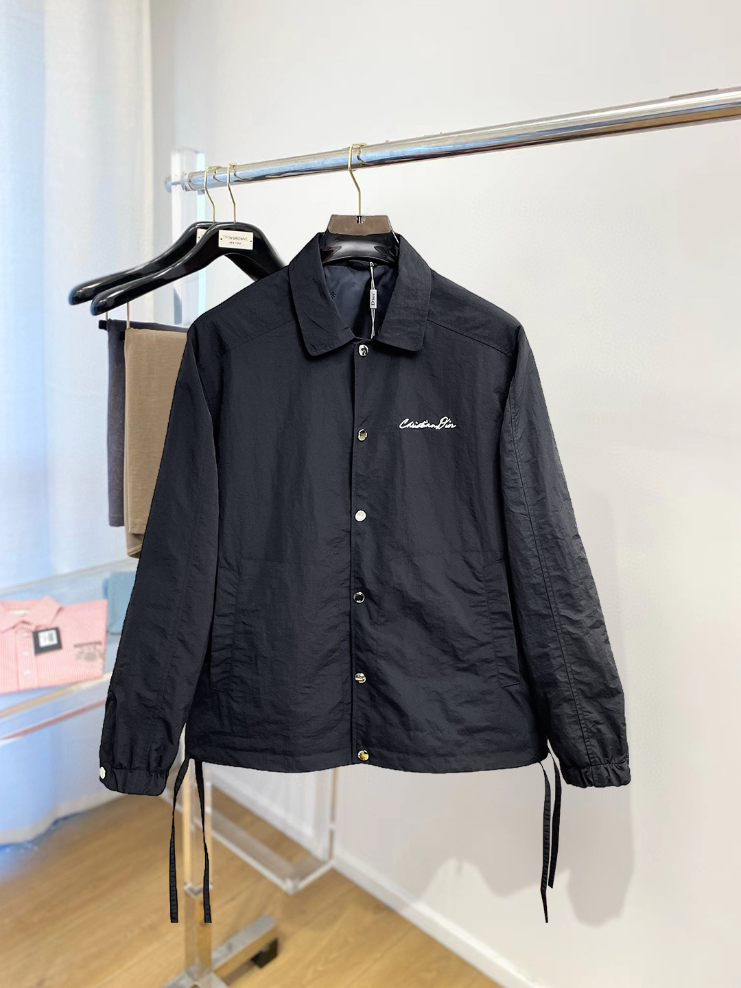 NO:545715,Dior's official website has the same style, complete three standards, and is available in advance. The new men's jacket for autumn and winter, the original single three standards is complete and high-end version. Customized fabrics for counters. High breathability and comfort, impeccable details, brand elements design concept, reflecting high quality. The feel is delicate and soft. It presents casual cut, and the upper body style is superb. Number of sizes M~3XL,,,dior, jackets & coats, jackets & coats, alexander wang19860909迪奥 官网同款,三标齐全,提前发售 ss秋冬新款男士夹克外套,原单三标齐全高端版本 专柜定制面料 透气舒适度高,细节无可挑剔,品牌元素设计理念,体现高品质.手感细腻柔软 呈现休闲裁剪,上身版型超赞 码数M～3XL,,,dior,jackets & coats,jackets & coats,alexander wang,Men's clothing