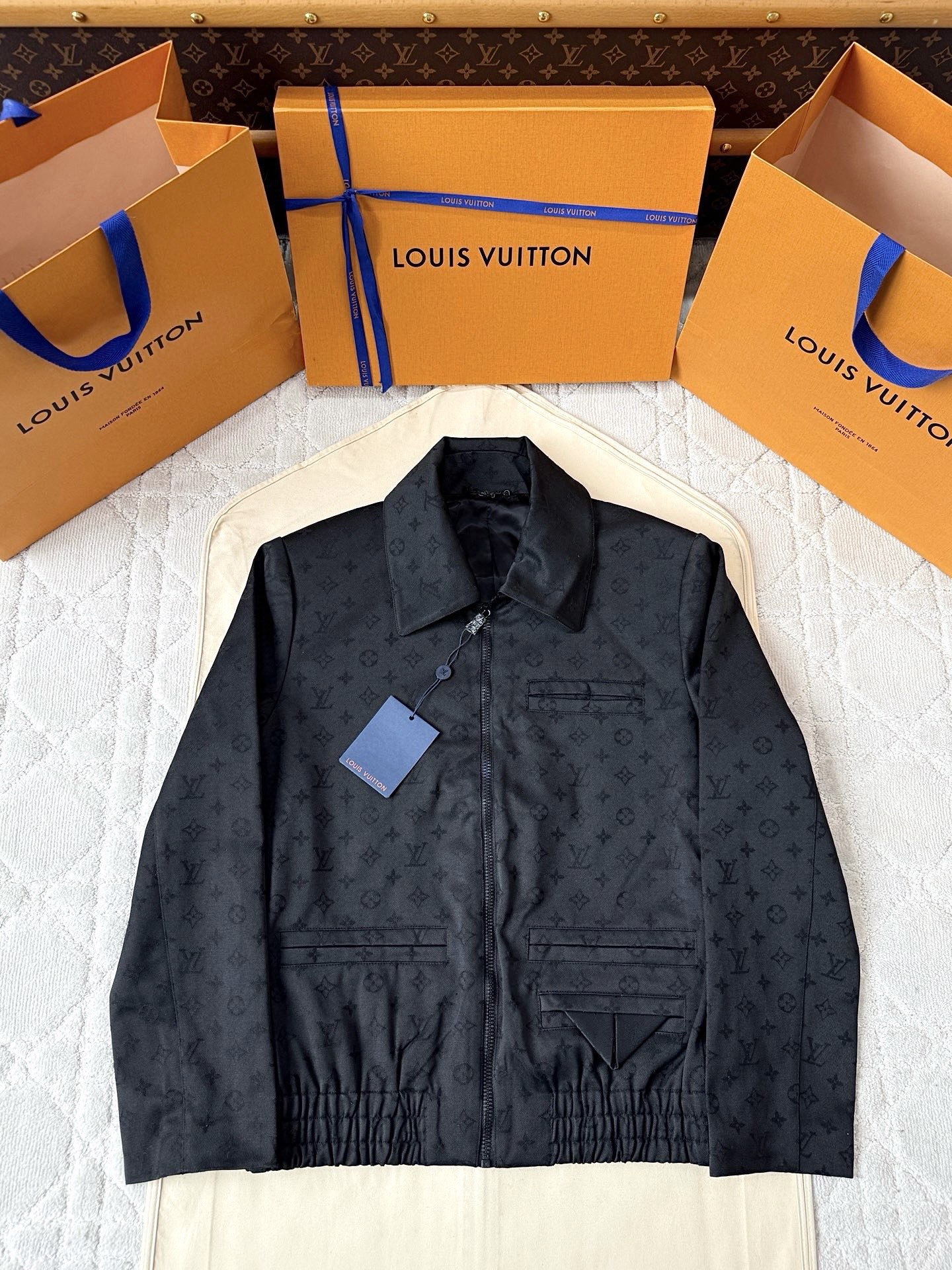 NO:545724,The same style on the official website, complete three standards, and is available in advance. The new men's jacket for autumn and winter, the original single three standards are complete and high-end version. Customized fabrics for counters. High breathability and comfort, impeccable details, and the brand element design concept reflects high quality. The feel is delicate and soft. It presents casual cut and the upper body style is superb. Number of sizes M~3XL,,louis vuitton, jackets & coats, jackets & coats, alexander wang19860909LV 官网同款,三标齐全,提前发售 ss秋冬新款男士夹克外套,原单三标齐全高端版本 专柜定制面料 透气舒适度高,细节无可挑剔,品牌元素设计理念,体现高品质.手感细腻柔软 呈现休闲裁剪,上身版型超赞 码数M～3XL,,louis vuitton,jackets & coats,jackets & coats,alexander wang,Men's clothing