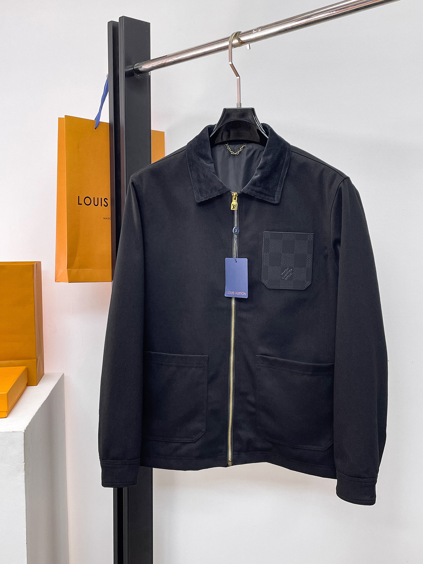 NO:731961,Same style as the LV official website, complete with three labels, on sale in advance. 2025ss new autumn and winter men's jackets, complete with three labels, high-end version of the original order. Custom-made fabrics at the counter. Highly breathable and comfortable, impeccable details, brand element design concept, reflecting high quality. Delicate and soft feel. Casual tailoring, excellent upper body size. Size M～3XL,,, Louis Vuitton,jackets & coats,jackets & coats,19860909LV 官网同款,三标齐全,提前发售 2025ss秋冬新款男士夹克外套,原单三标齐全高端版本 专柜定制面料 透气舒适度高,细节无可挑剔,品牌元素设计理念,体现高品质.手感细腻柔软 呈现休闲裁剪,上身版型超赞 码数M～3XL,,,louis vuitton,jackets & coats,jackets & coats,,Men's clothing